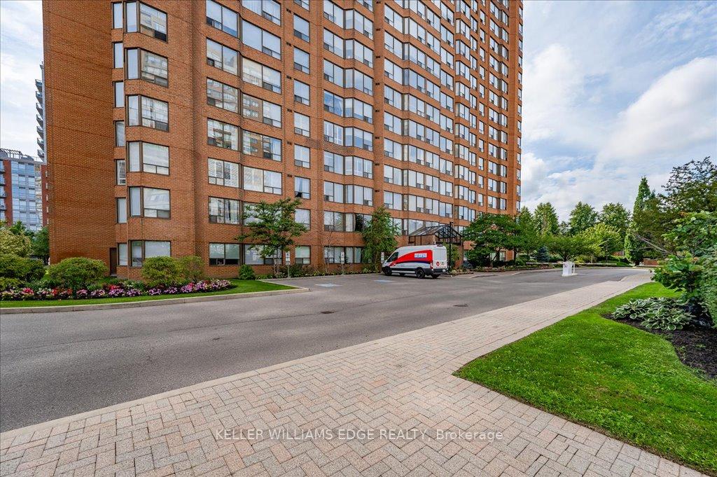 2 Bedrooms Condo at 1270 Maple Crossing, Burlington For sale