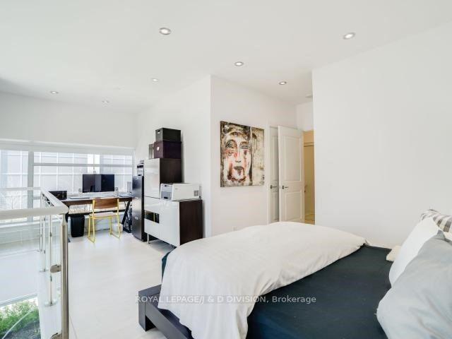 2 Bedrooms Condo at 80 Marine Parade, Toronto For sale