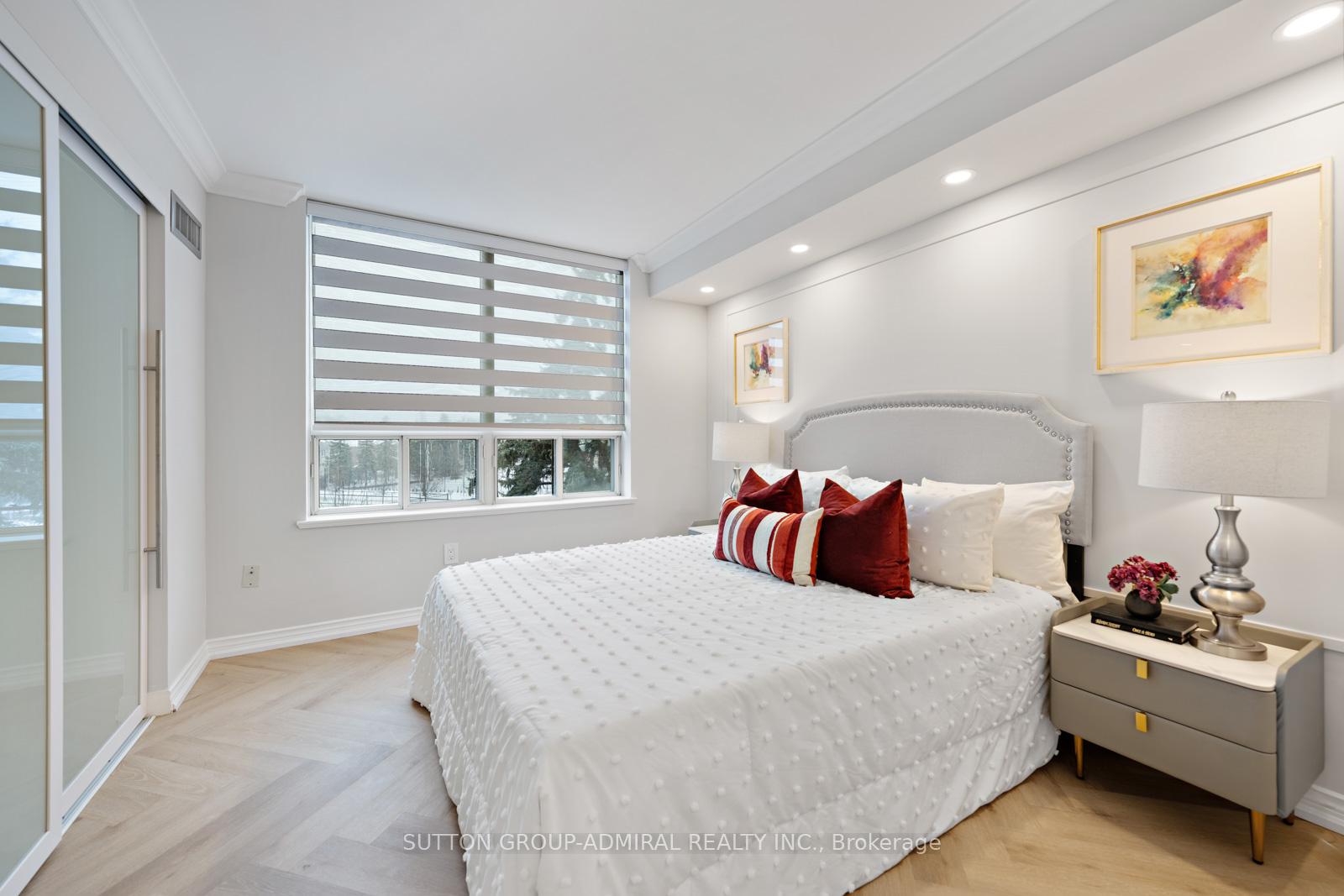 2 Bedrooms Condo at 7 Townsgate, Vaughan For sale