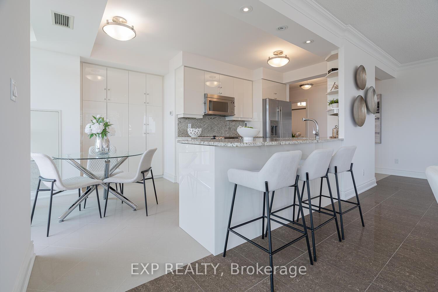 3 Bedrooms Condo at 88 Promenade, Vaughan For sale
