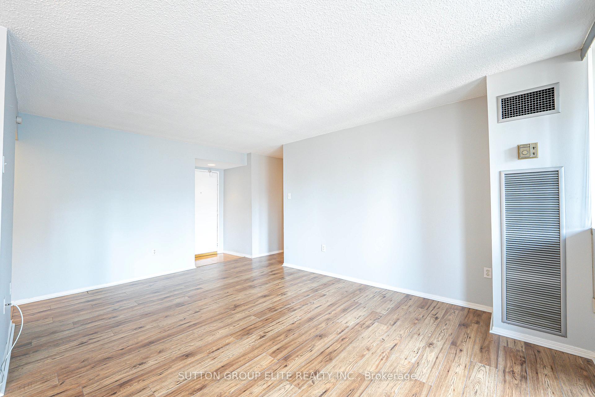 3 Bedrooms Condo at 3590 Kaneff,  Mississauga For sale