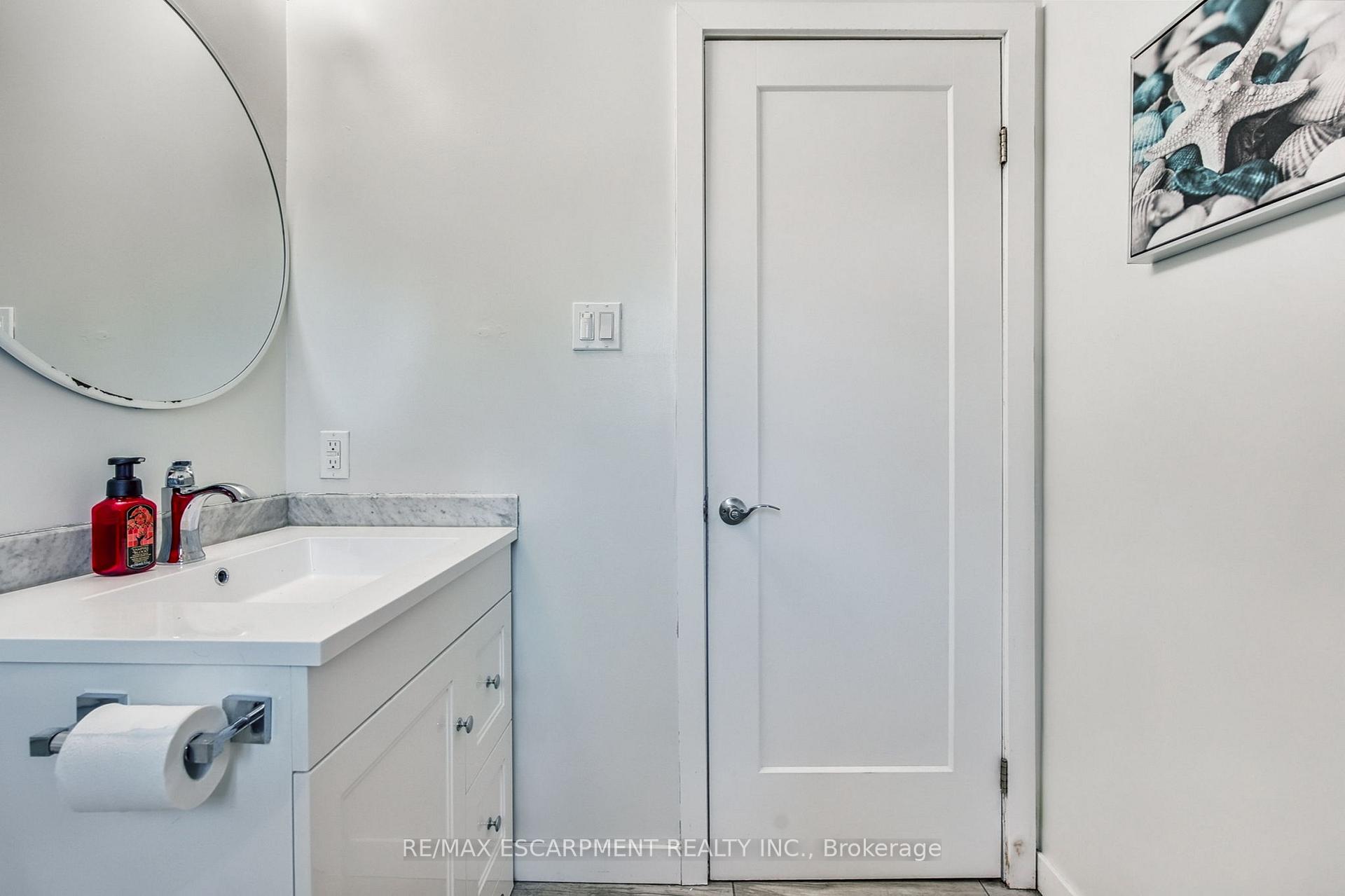 3 Bedrooms Condo at 2700 Barton, Hamilton For sale