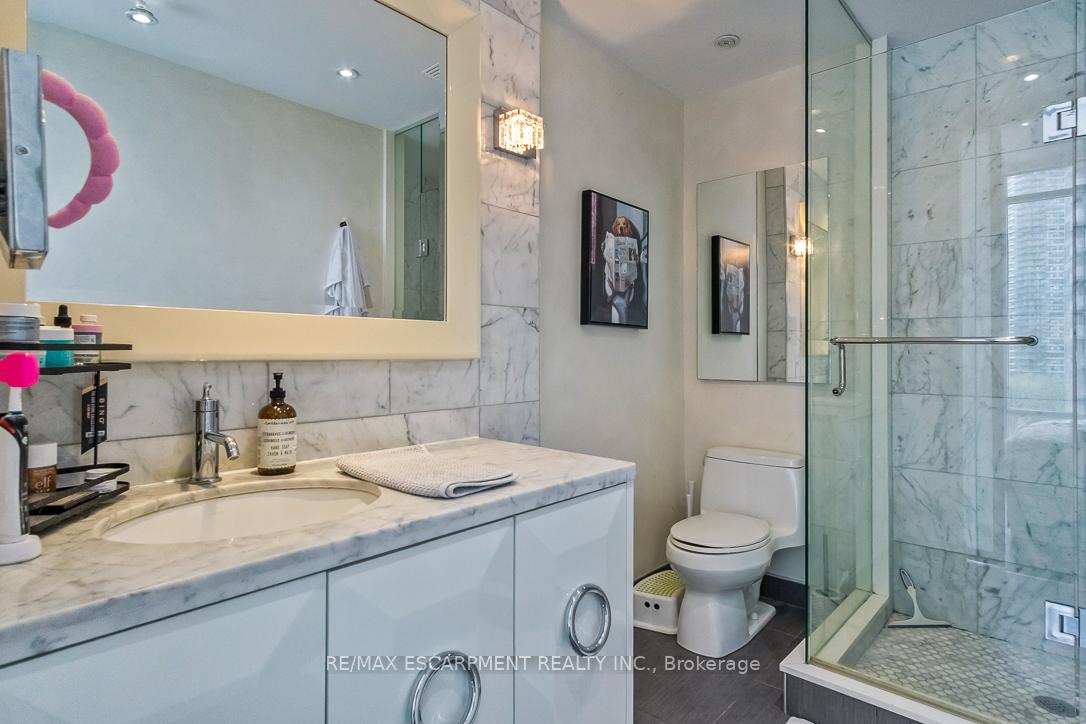 2 Bedrooms Condo at 88 Park Lawn,  Toronto For sale