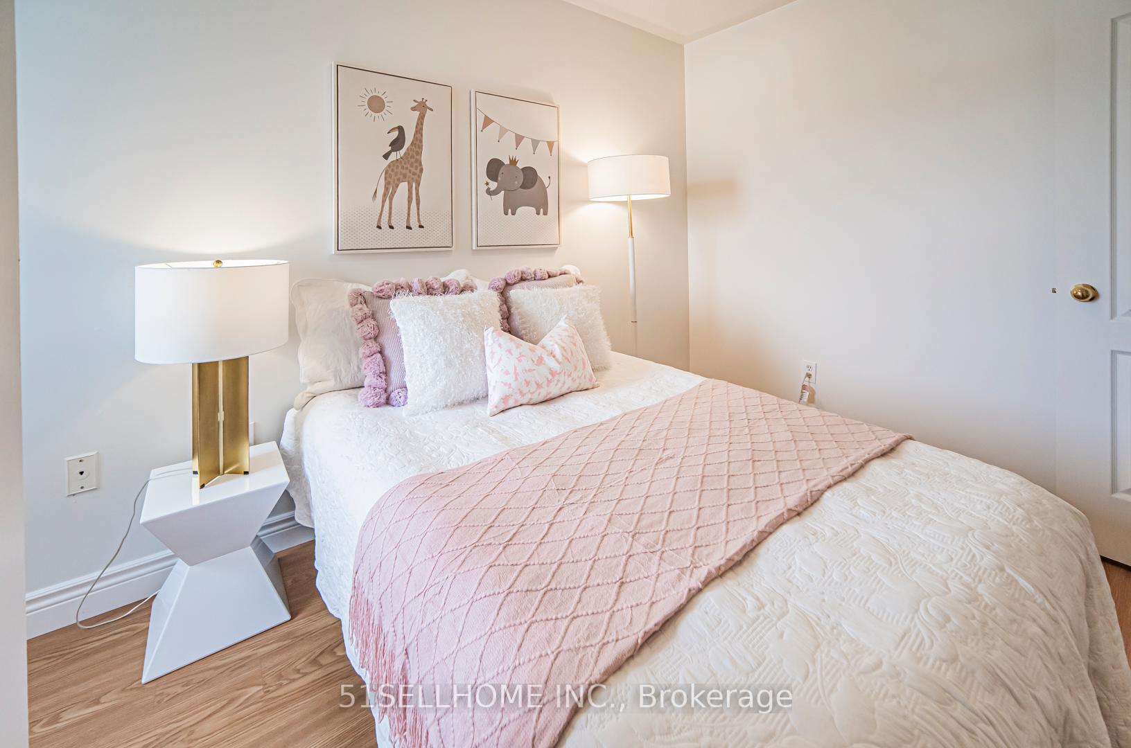 4 Bedrooms Condo at 858 Scollard,  Mississauga For sale