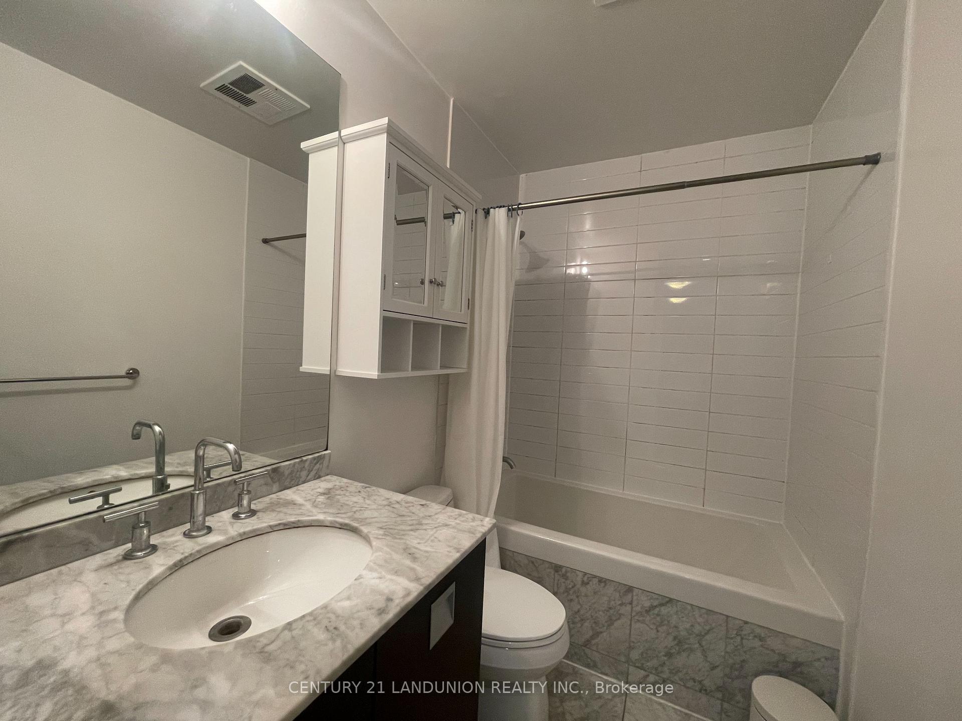 2 Bedrooms Condo at 33 Charles, Toronto For sale