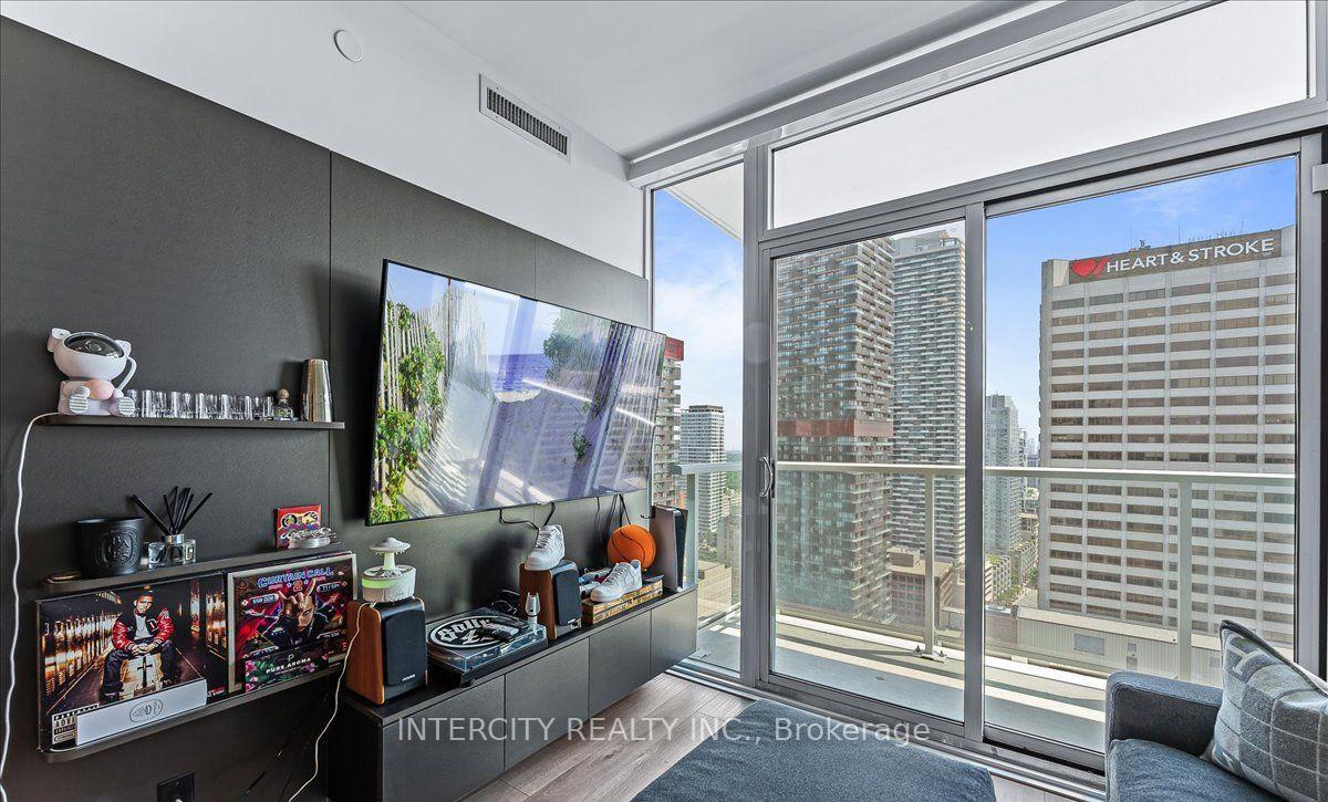 3 Bedrooms Condo at 33 Helendale, Toronto For sale