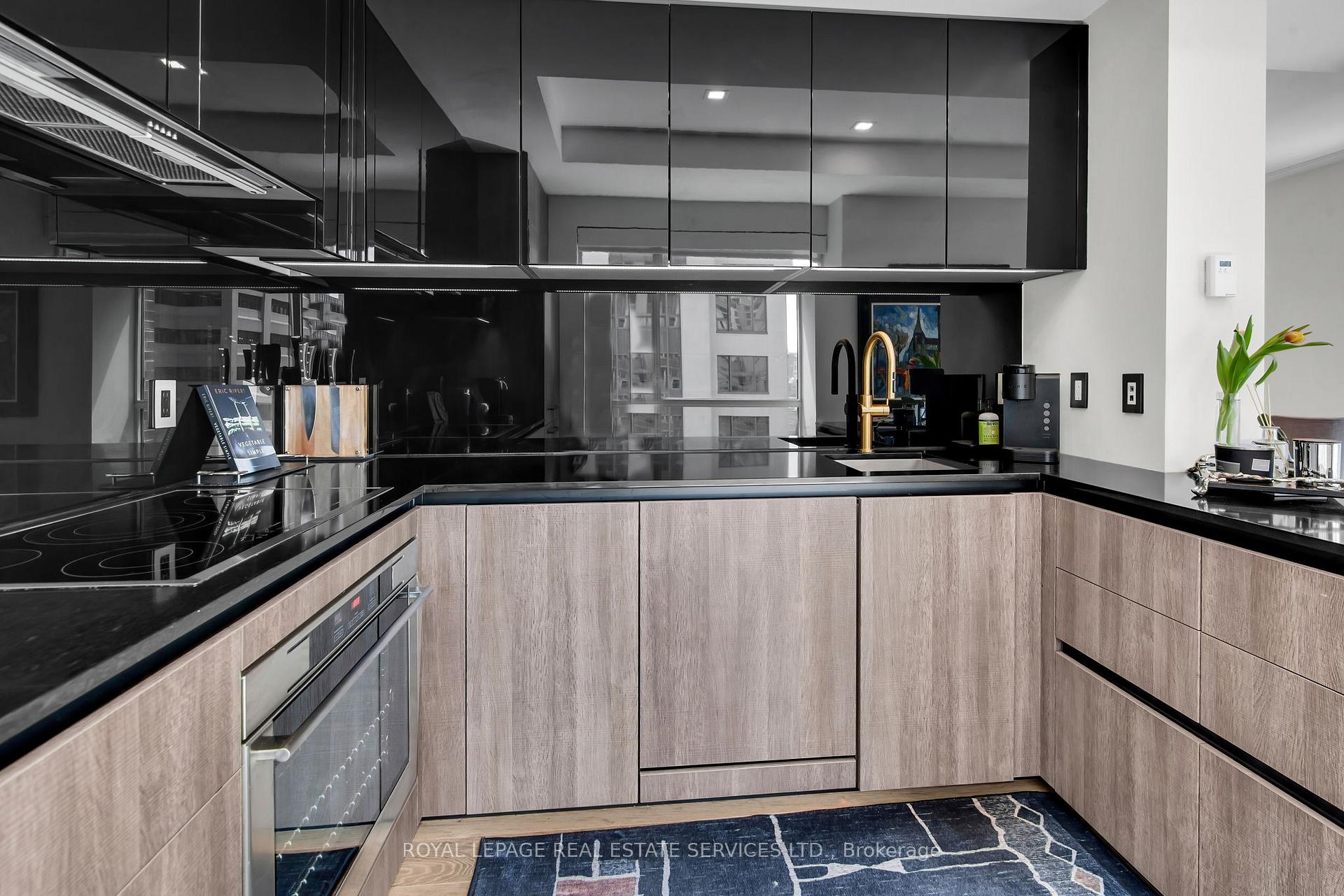 2 Bedrooms Condo at 38 Avenue, Toronto For sale
