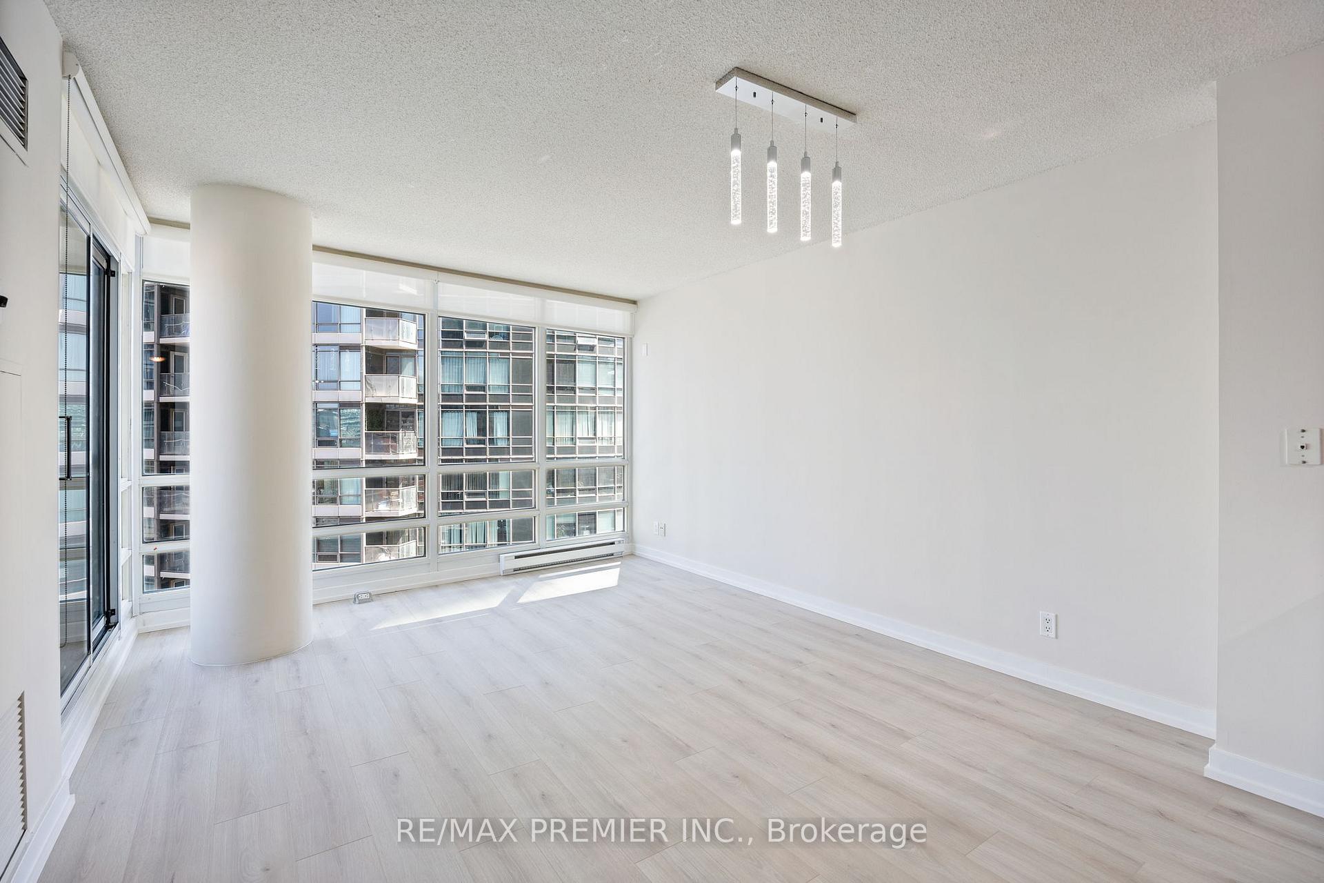 2 Bedrooms Condo at 381 Front,  Toronto For sale