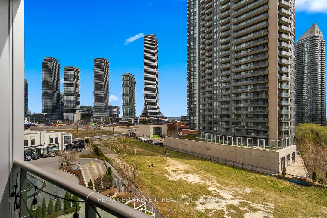 2 Bedrooms Condo at 88 Park Lawn,  Toronto For sale