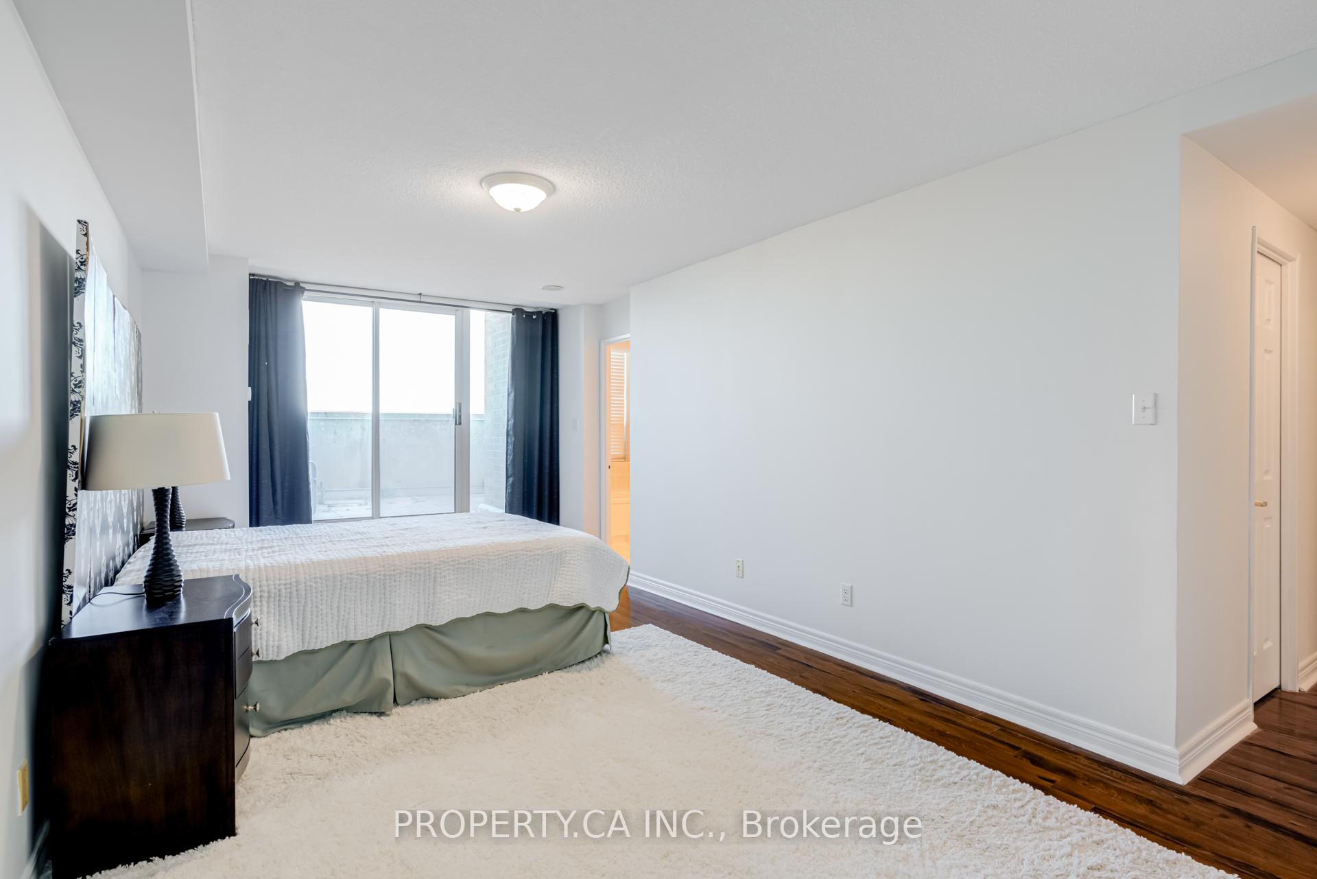 3 Bedrooms Condo at 156 Enfield, Mississauga For sale