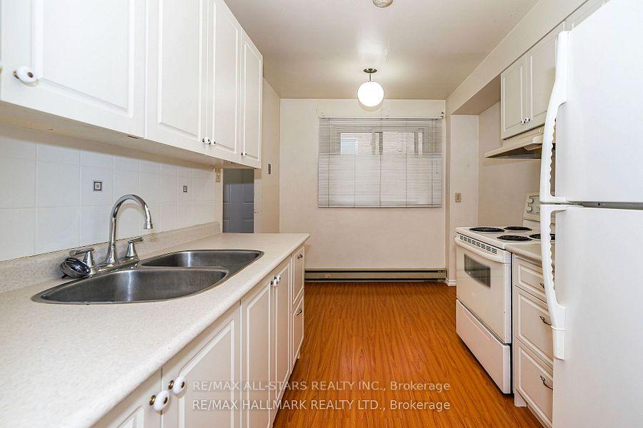 3 Bedrooms Condo at 50 Golf Club, Toronto For sale