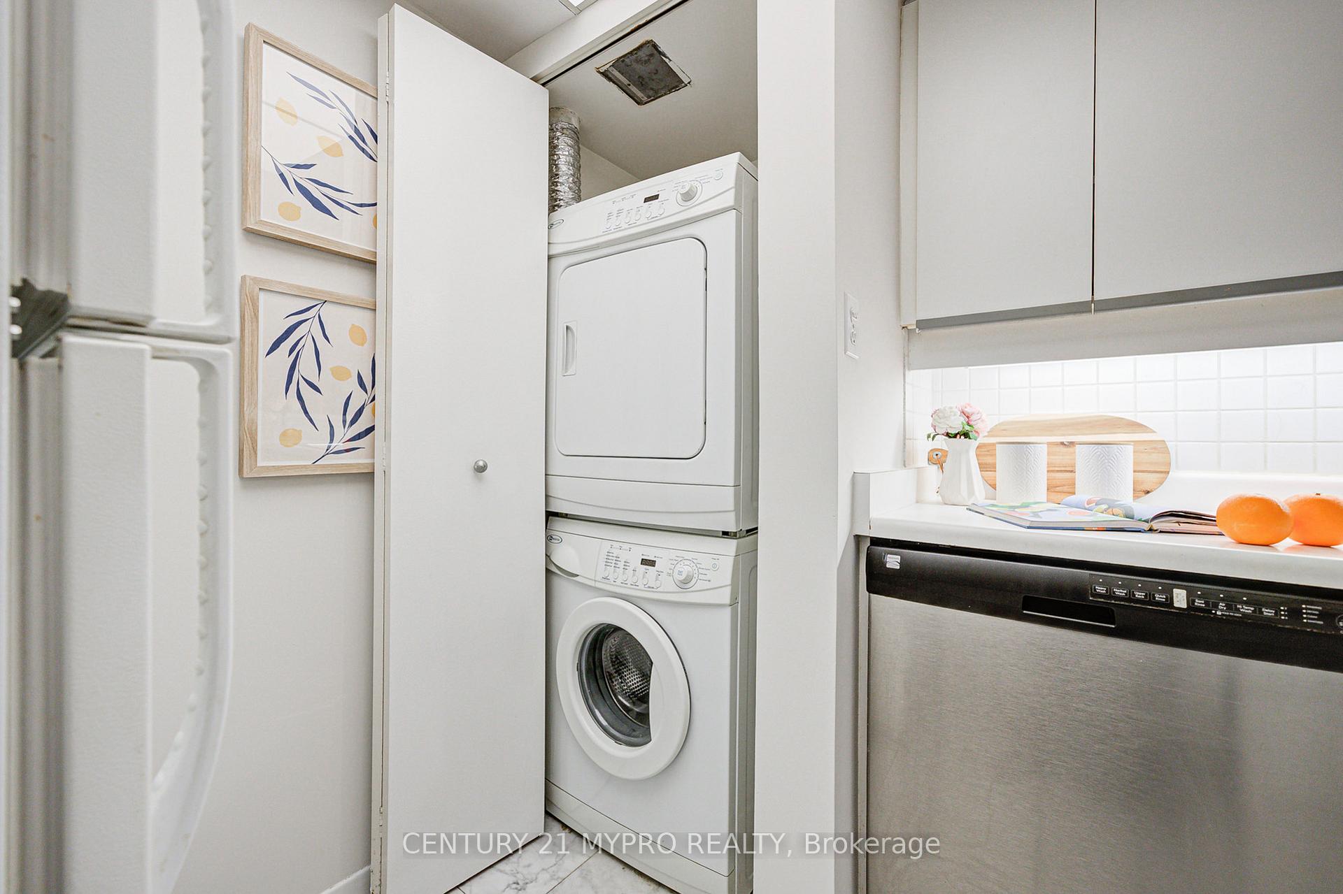 2 Bedrooms Condo at 1001 Bay, Toronto For sale
