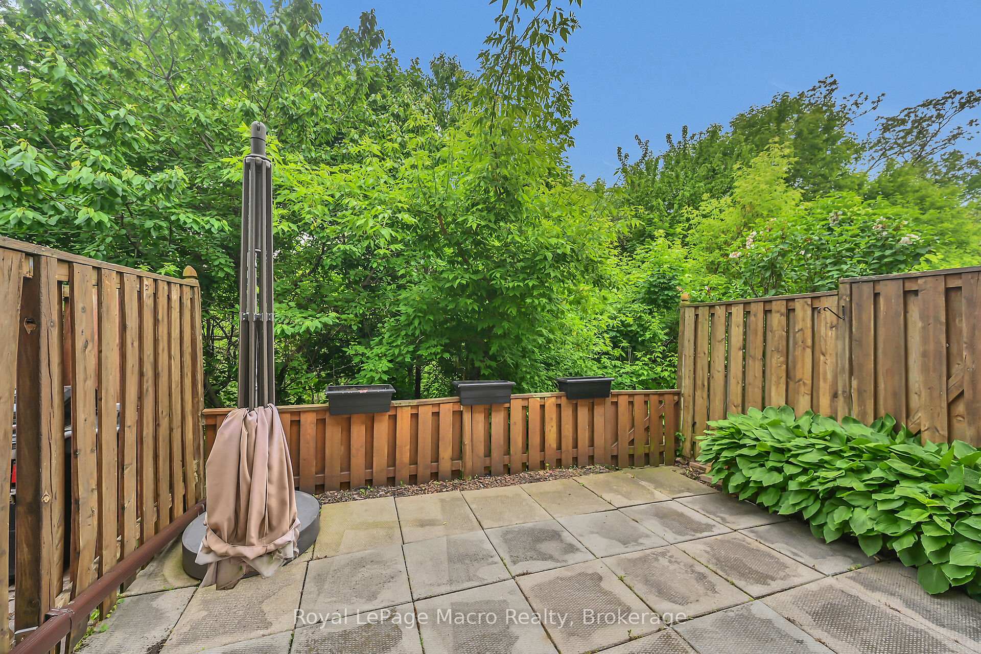 3 Bedrooms Condo at 10 Angus, Hamilton For sale