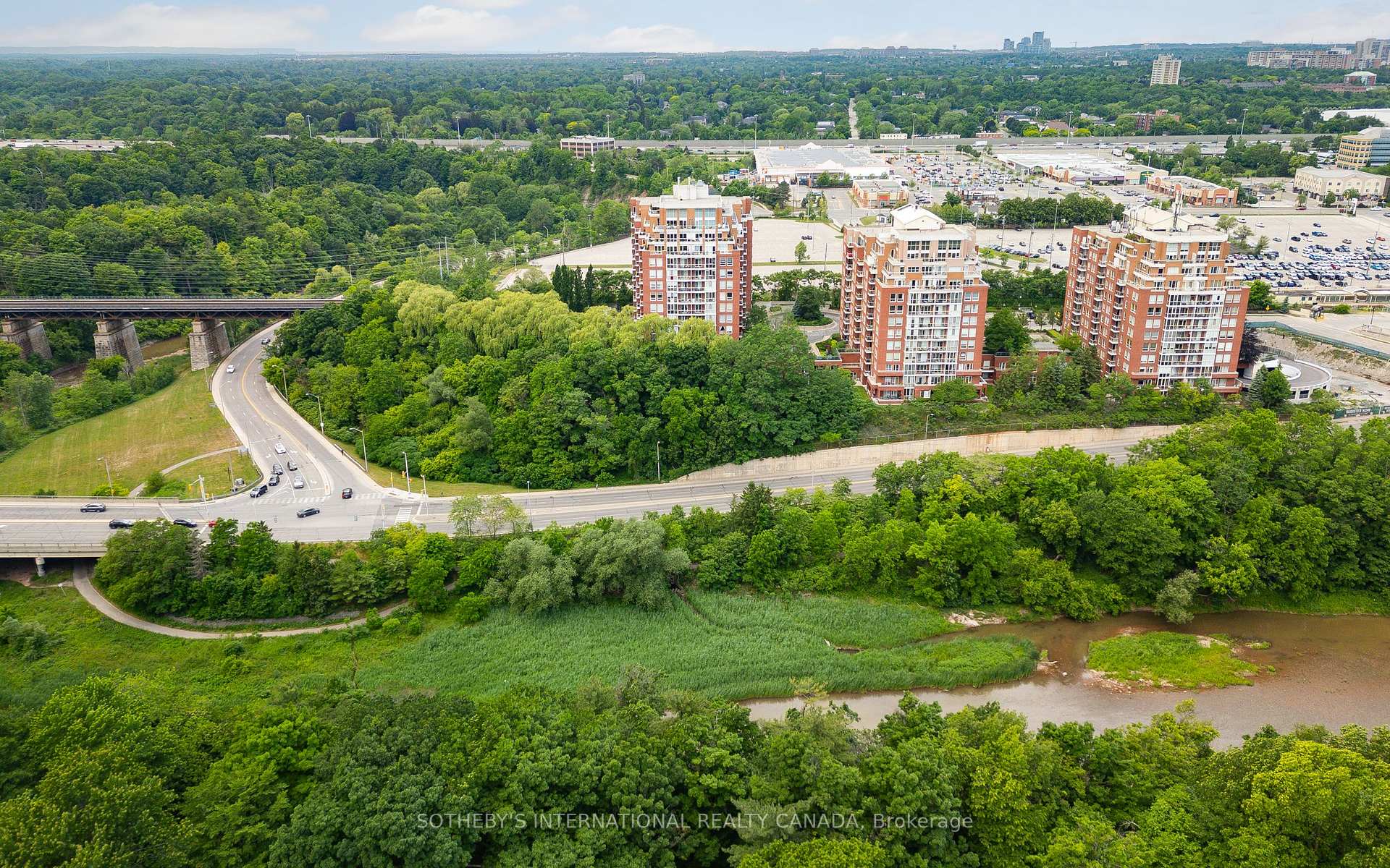 2 Bedrooms Condo at 40 Old Mill, Oakville For sale