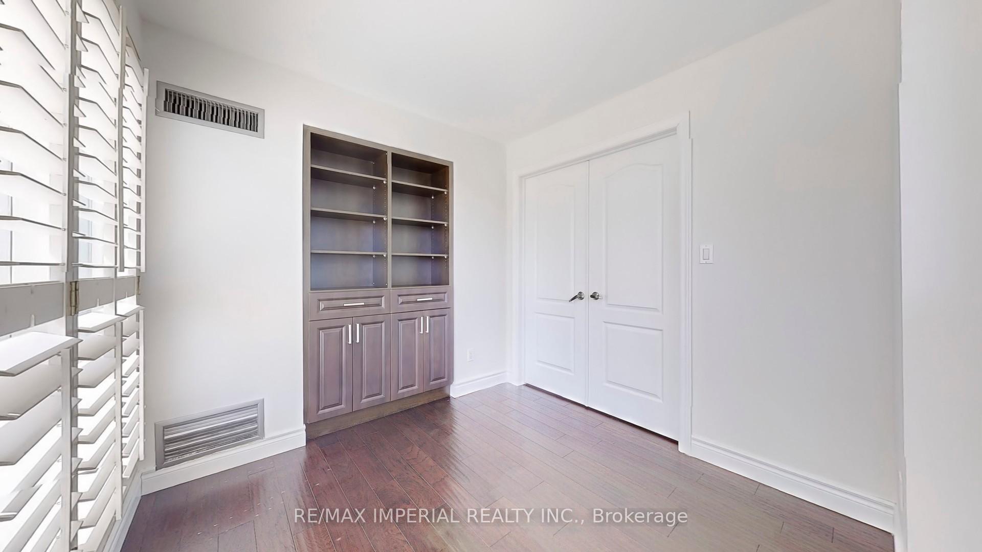 3 Bedrooms Condo at 18 Hollywood, Toronto For sale