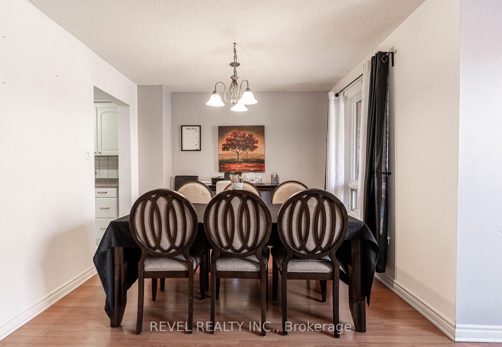 3 Bedrooms Condo at 25 Redbury,  Hamilton For sale