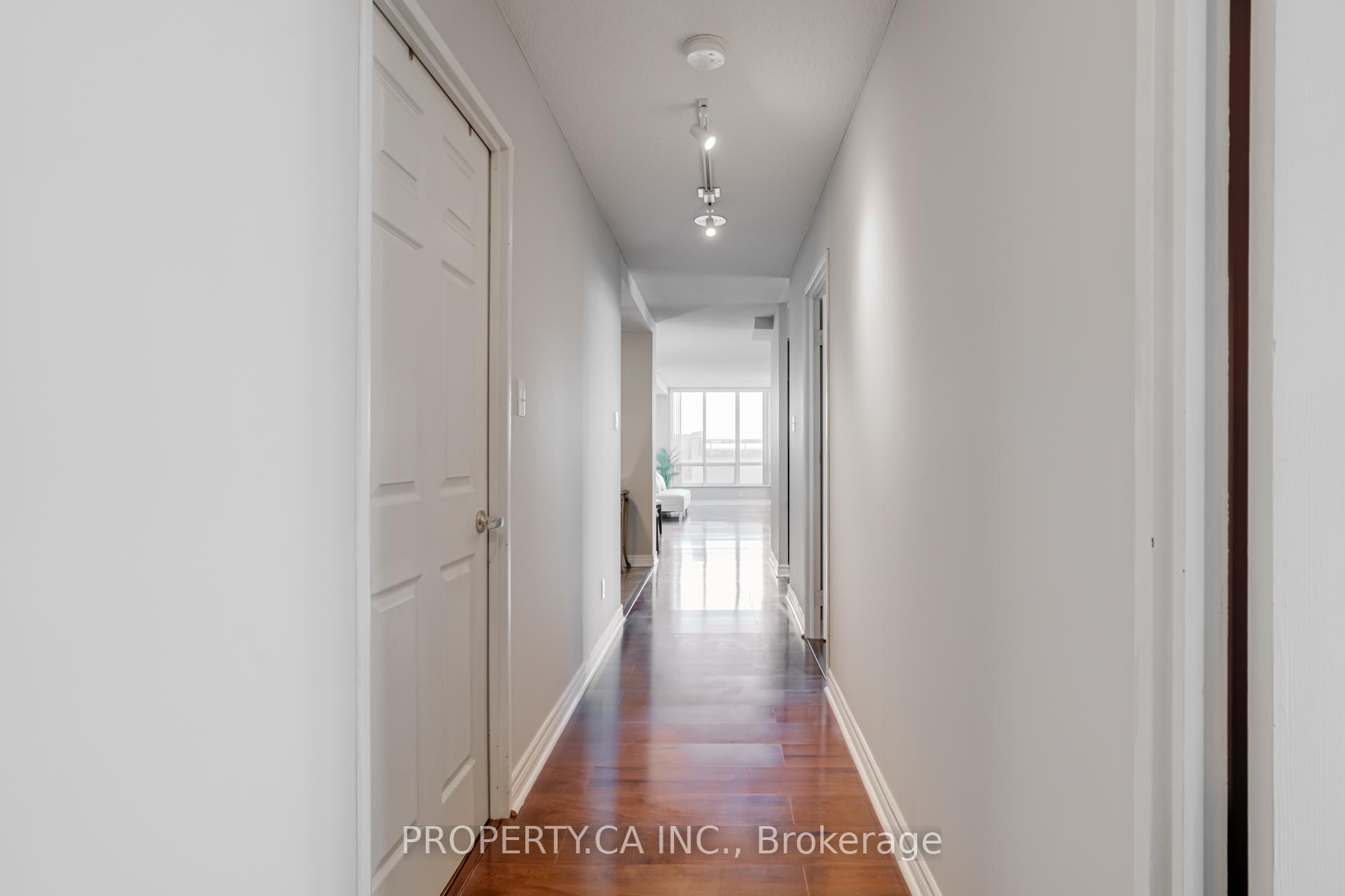 3 Bedrooms Condo at 156 Enfield, Mississauga For sale