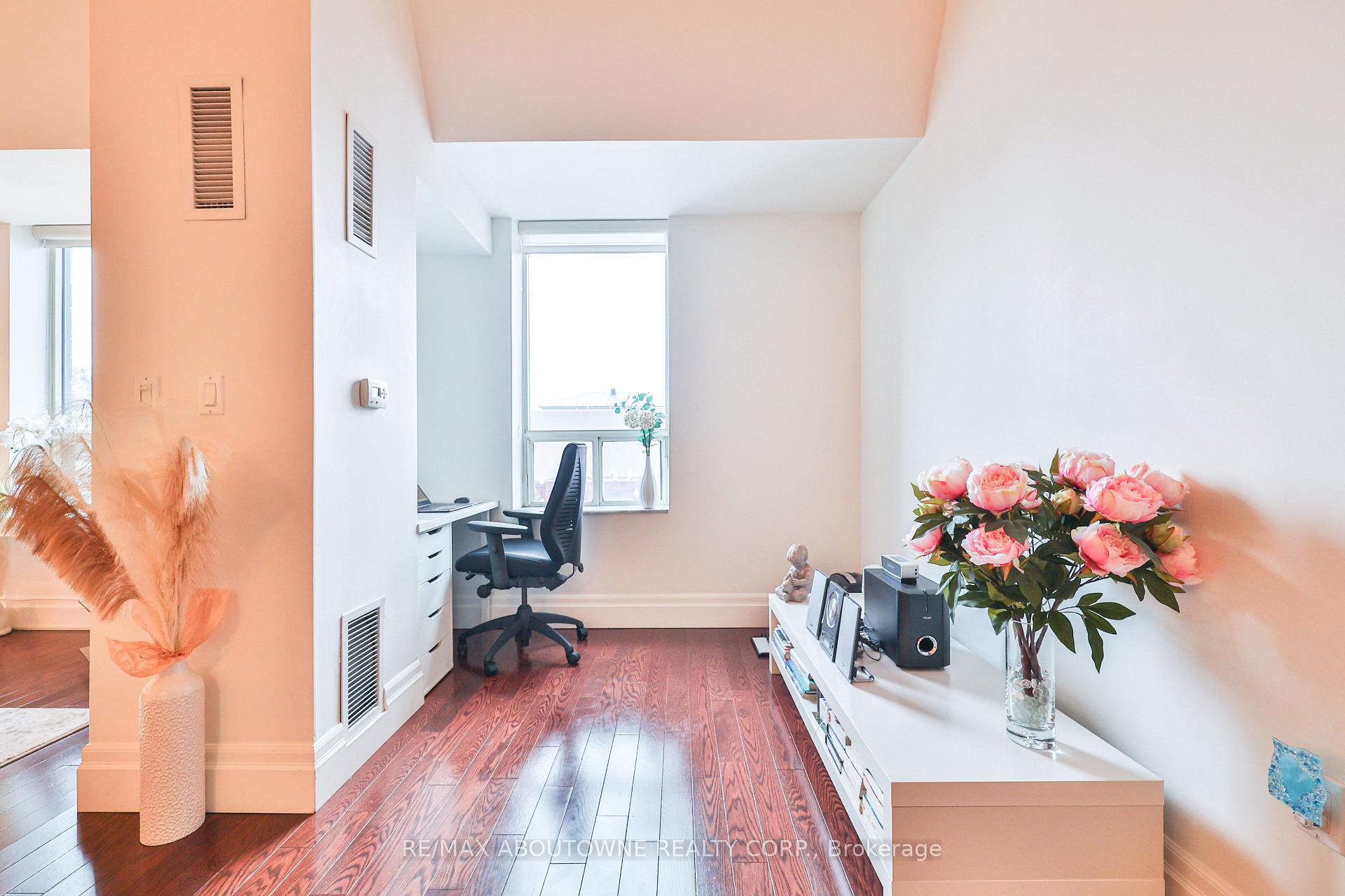 2 Bedrooms Condo at 185 Robinson, Oakville For sale