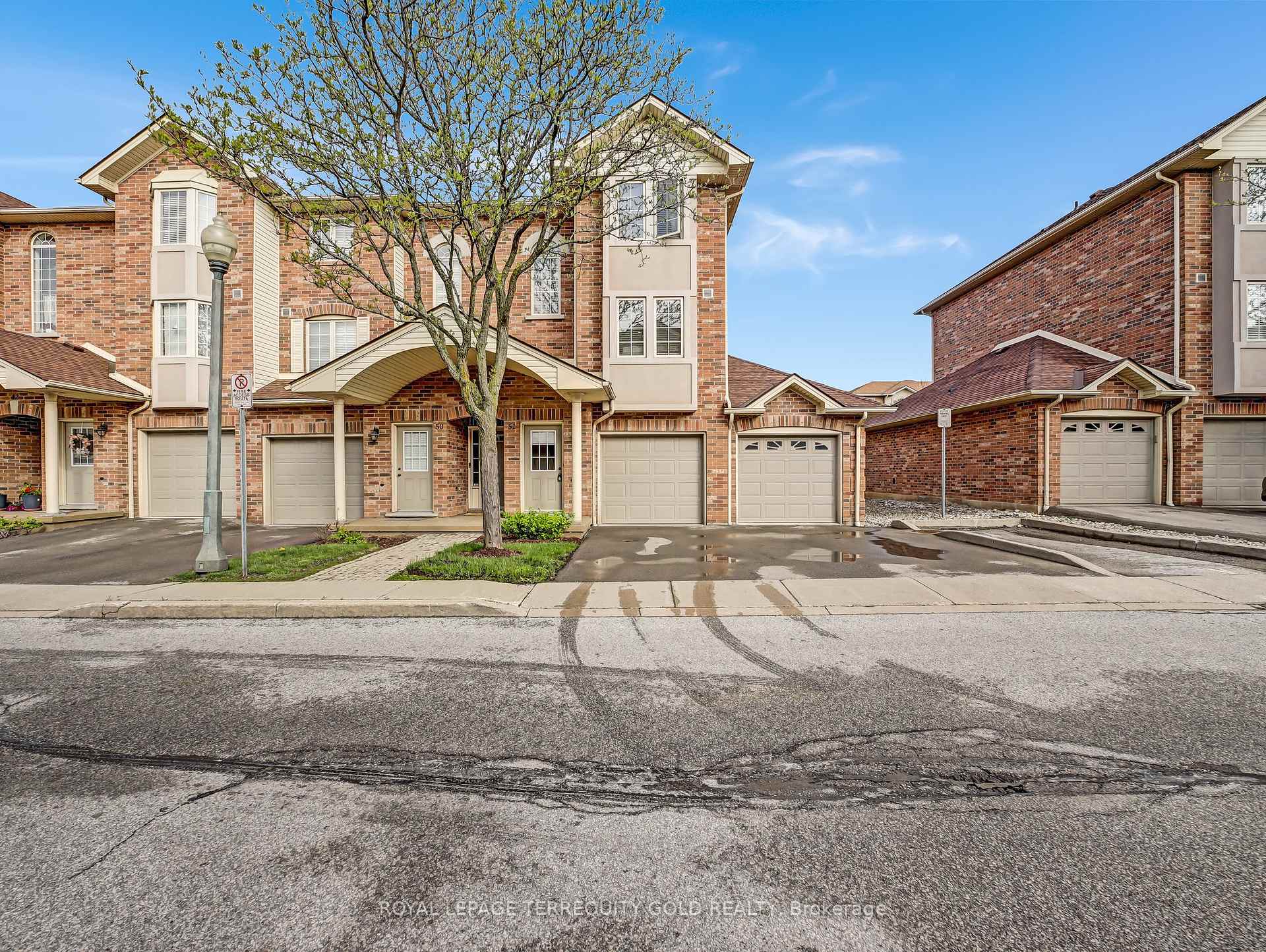3 Bedrooms Condo at 4045 Upper Middle, Burlington For sale