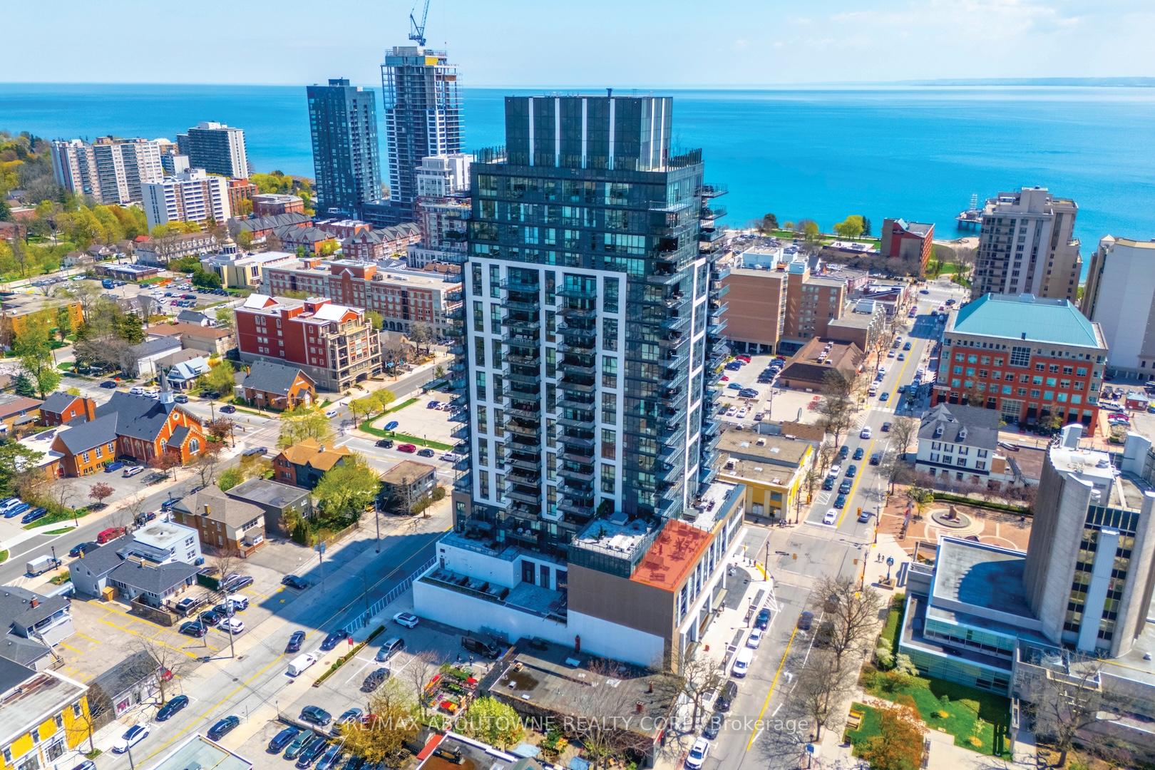 3 Bedrooms Condo at 2007 James, Burlington For sale