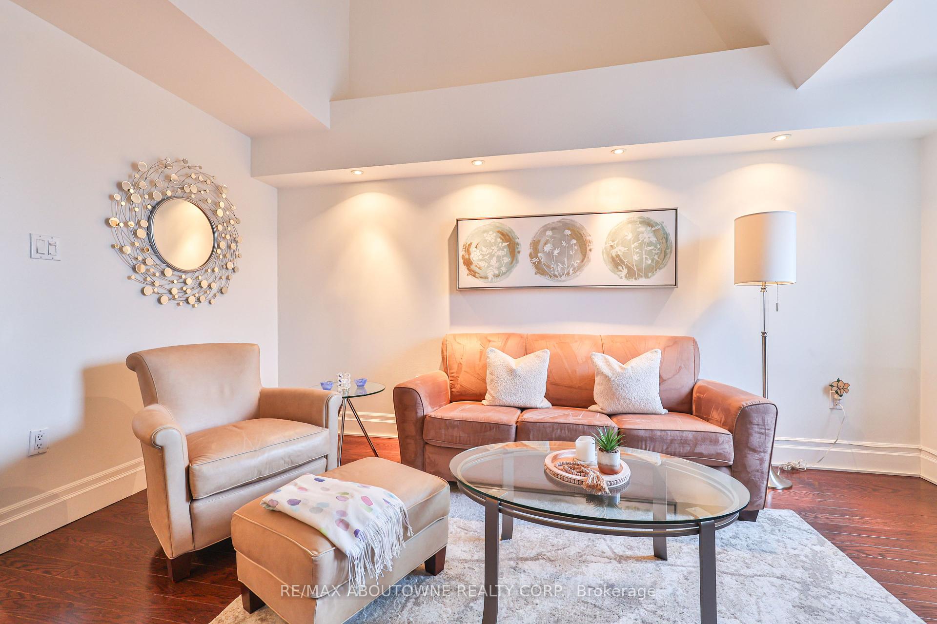 2 Bedrooms Condo at 185 Robinson, Oakville For sale