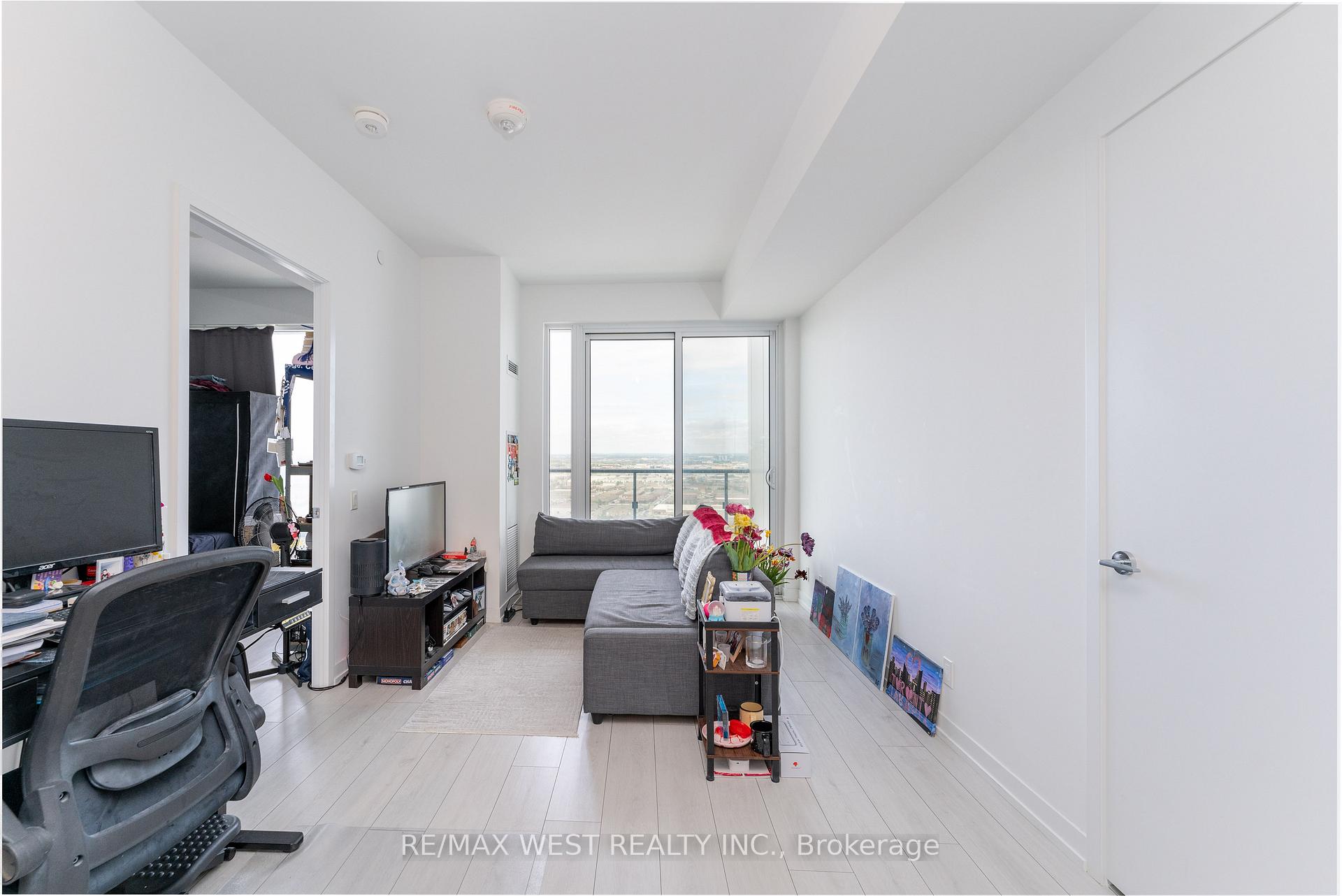 2 Bedrooms Condo at 898 Portage, Vaughan For sale