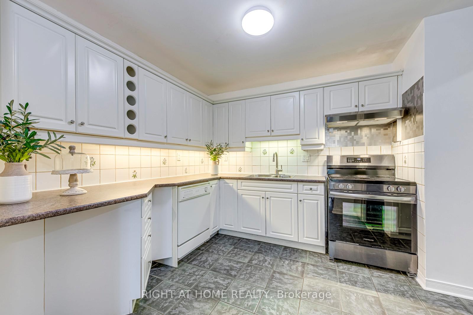 3 Bedrooms Condo at 1058 Falgarwood, Oakville For sale