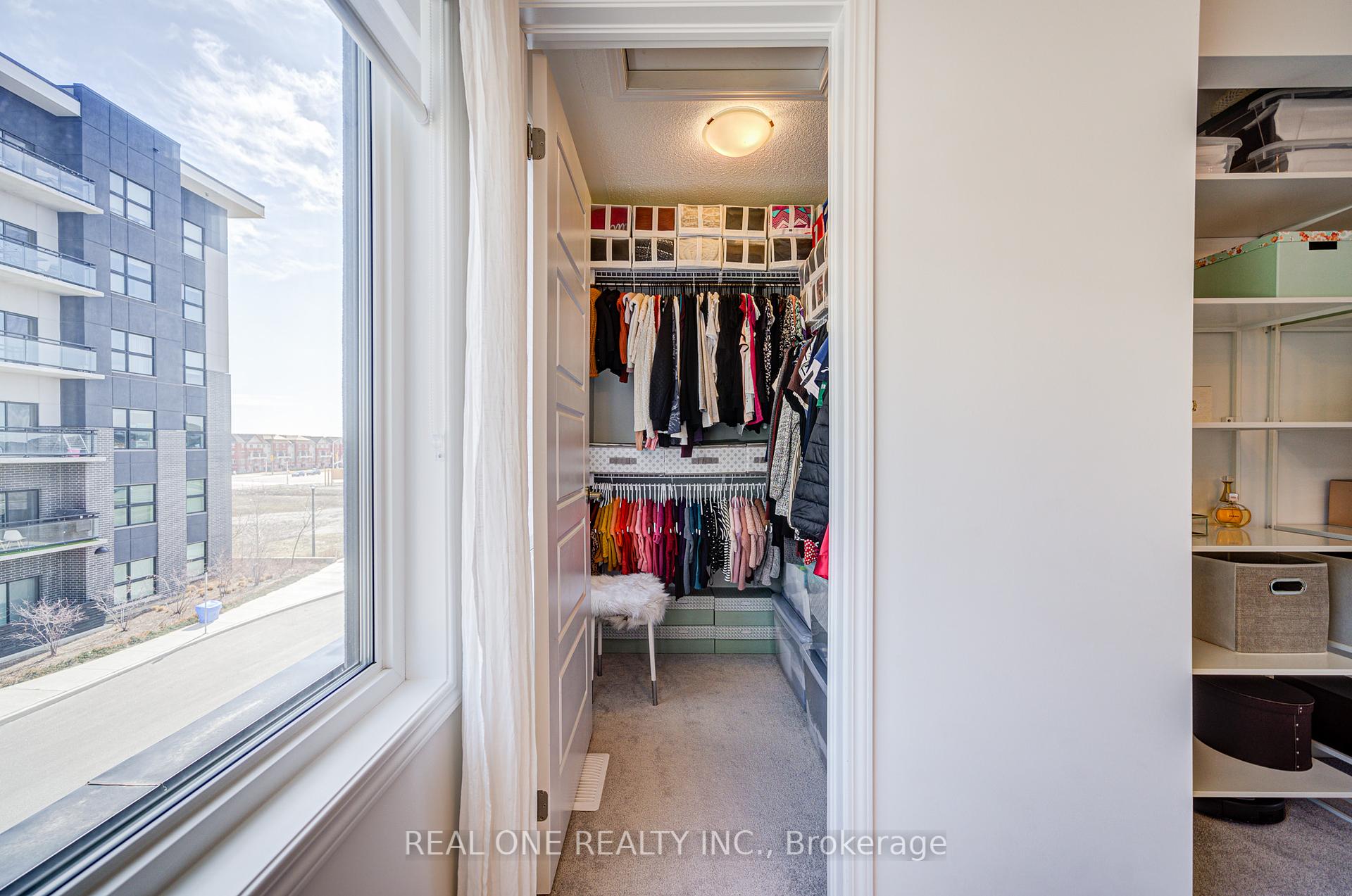 4 Bedrooms Condo at 91 Grovewood Common, Oakville For sale