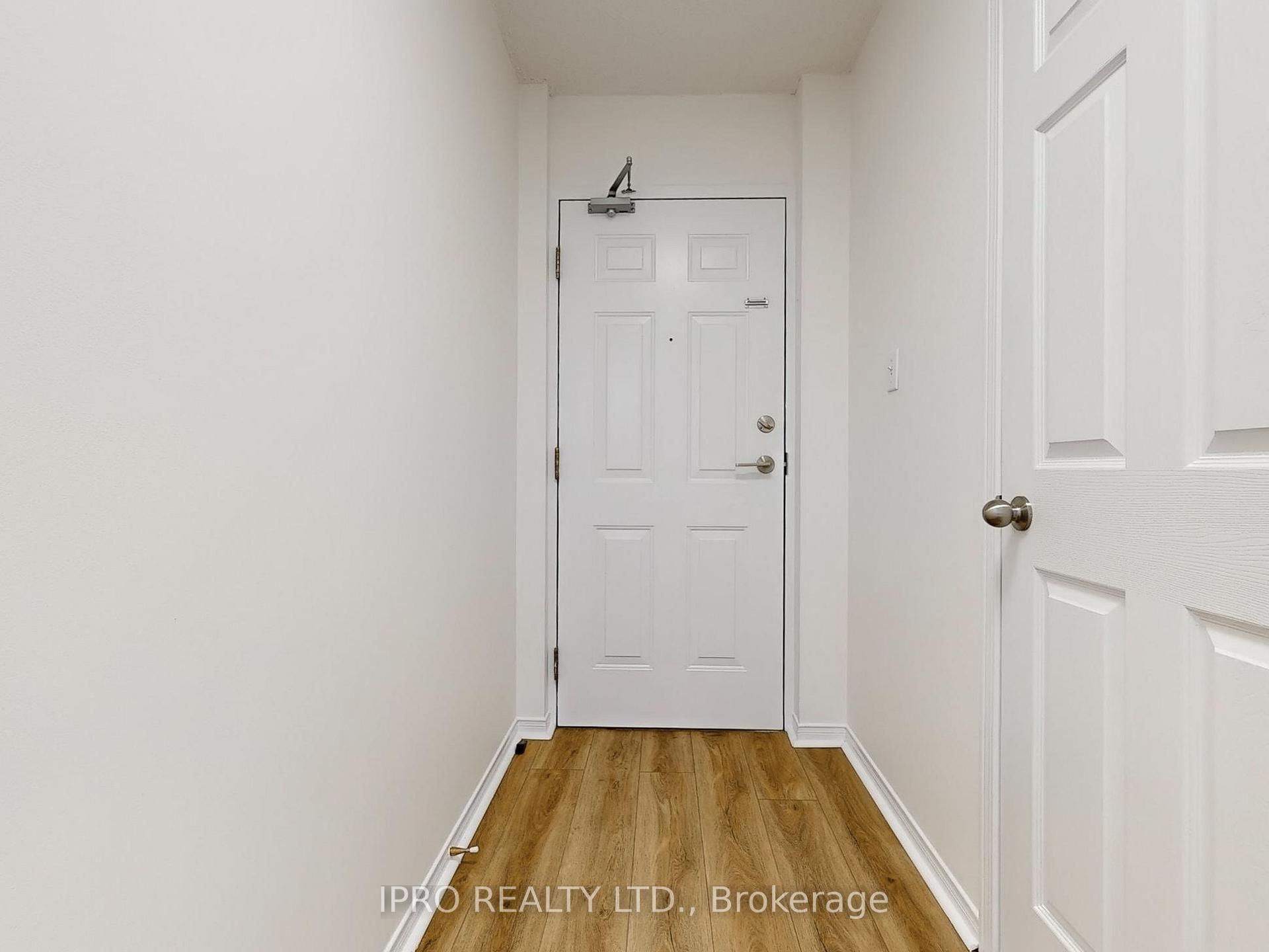2 Bedrooms Condo at 32 Tannery, Mississauga For sale
