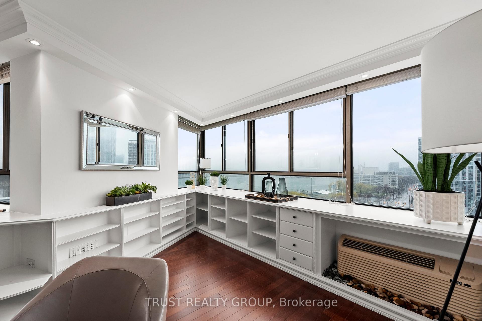 2 Bedrooms Condo at 270 Queens, Toronto For sale