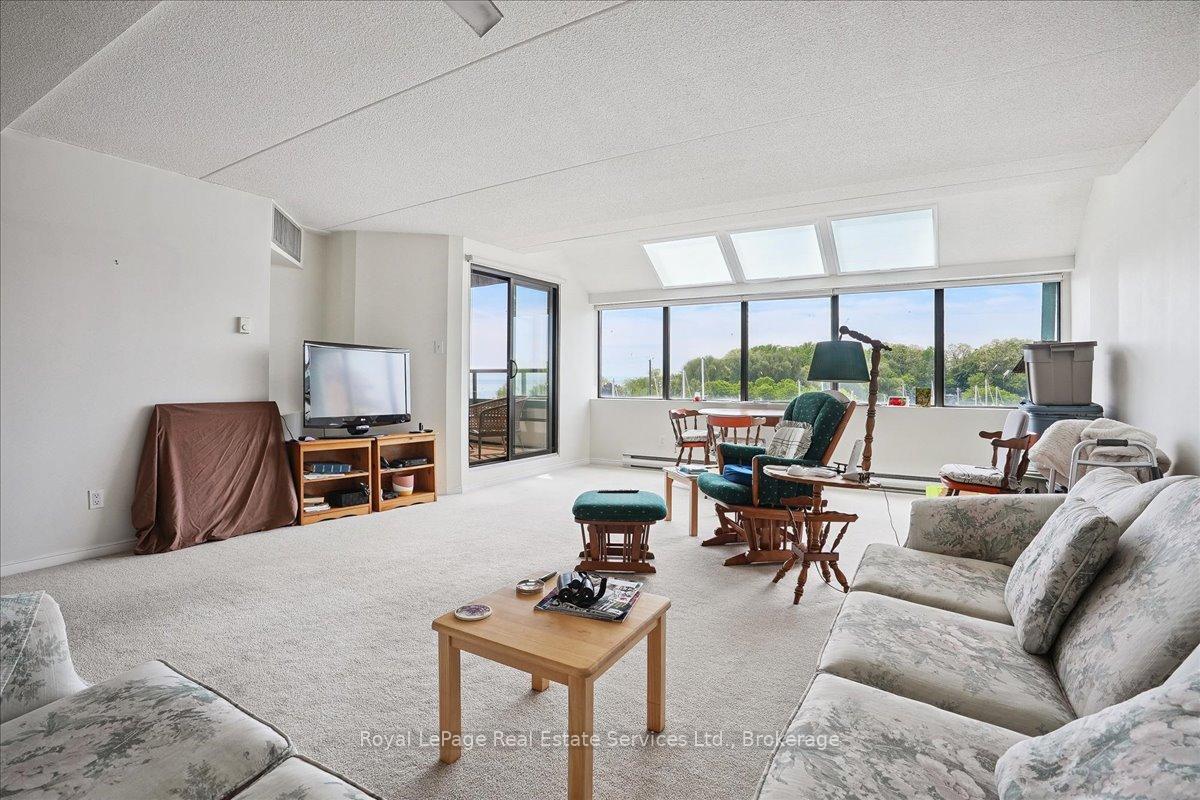 2 Bedrooms Condo at 100 Bronte, Oakville For sale