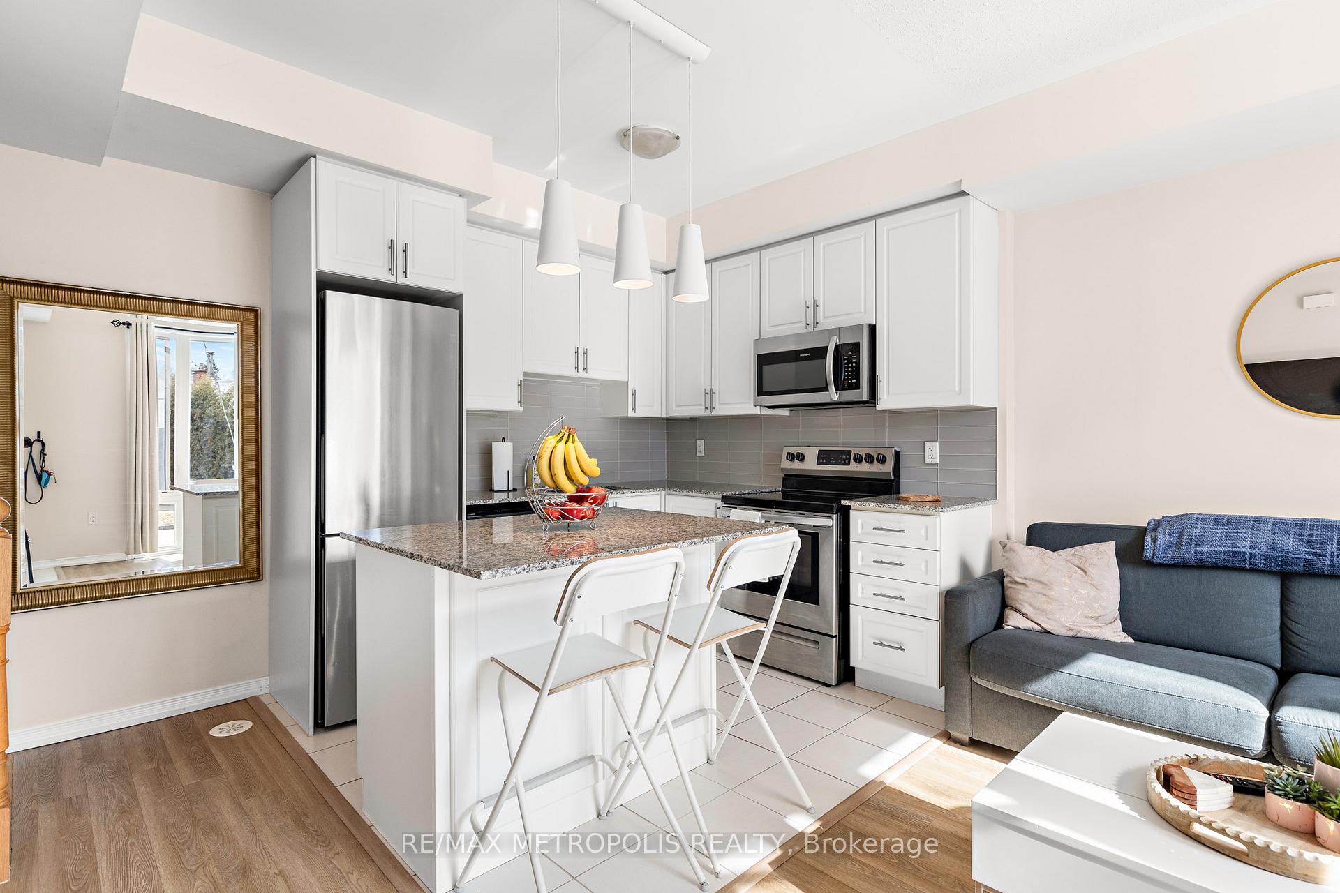 2 Bedrooms Condo at 24 Fieldway,  Toronto For sale