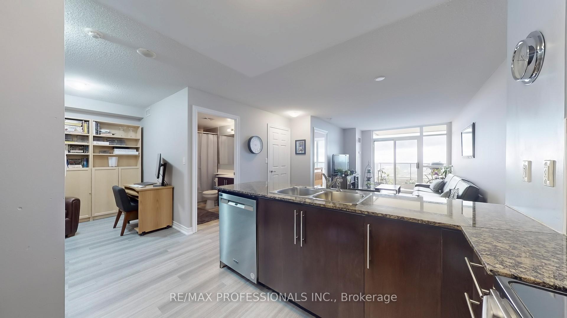 2 Bedrooms Co-op at 310 Burnhamthorpe, Mississauga For sale