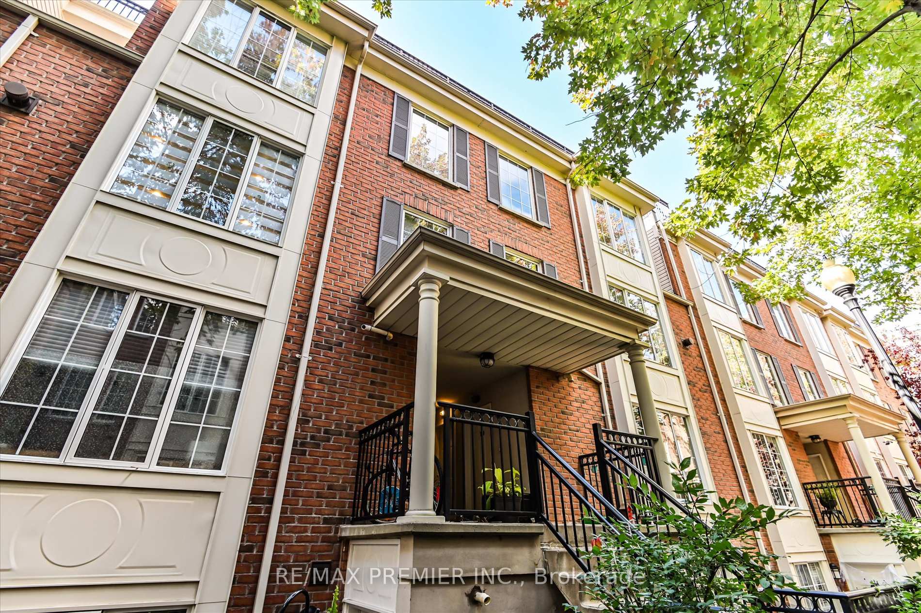 3 Bedrooms Condo at 3 Everson, Toronto For sale