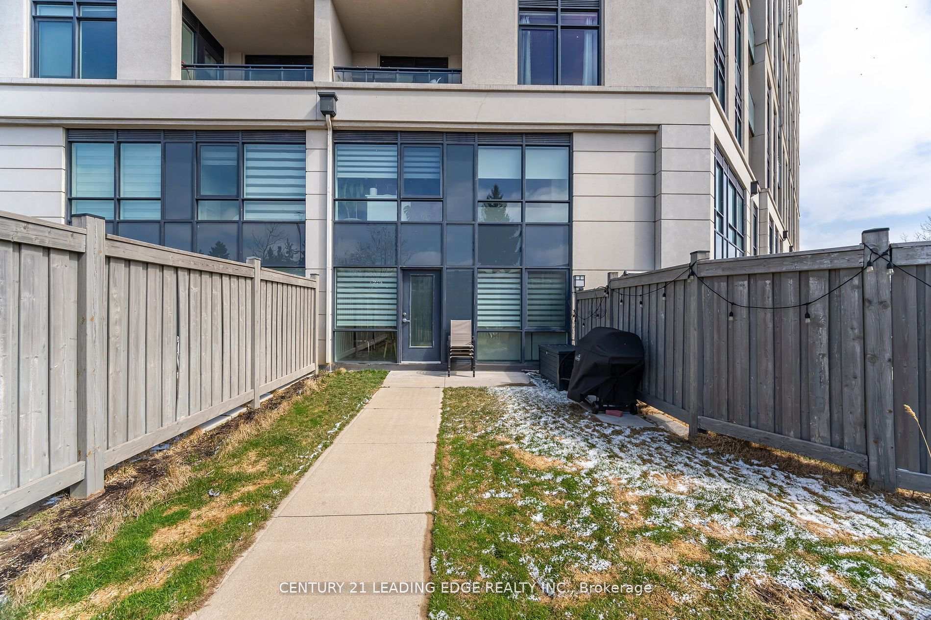 2 Bedrooms Condo at 24 Woodstream, Vaughan For sale