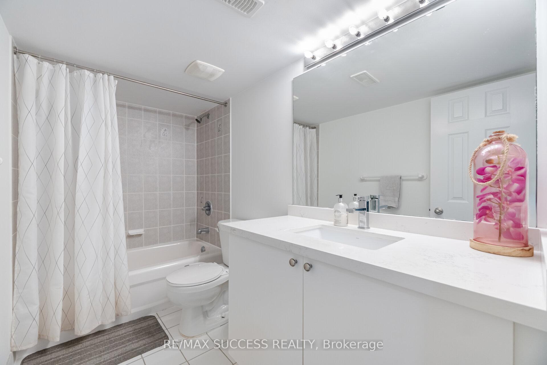 3 Bedrooms Condo at 5255 Palmetto, Mississauga For sale