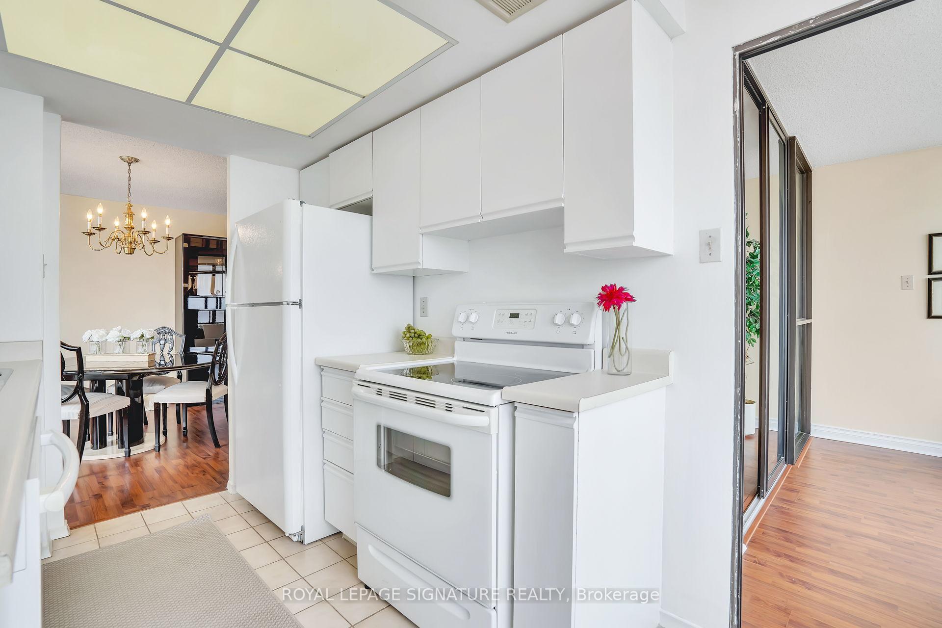 3 Bedrooms Condo at 7440 Bathurst, Vaughan For sale