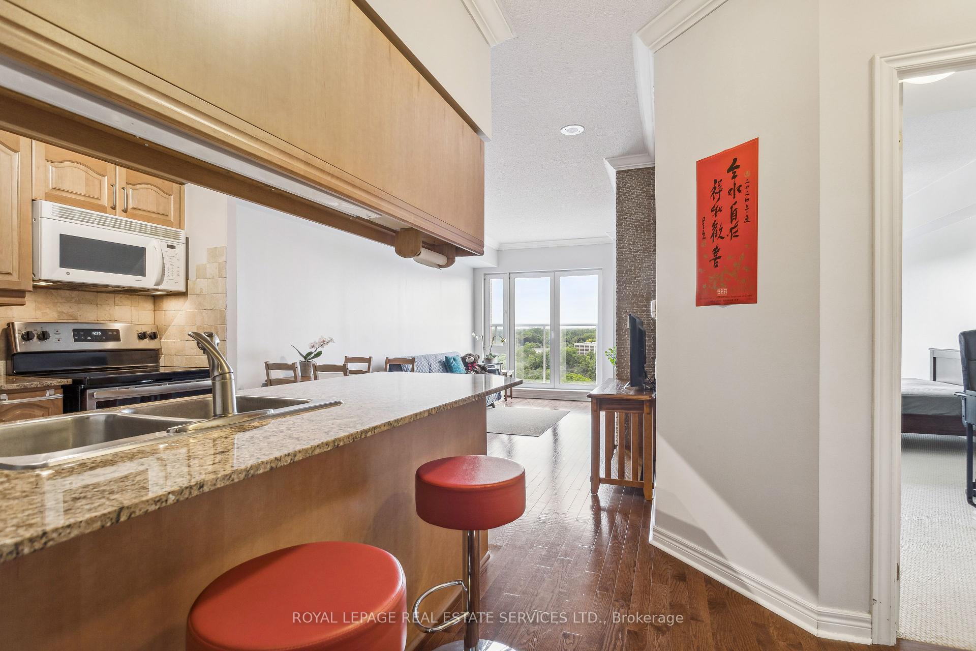 2 Bedrooms Condo at 40 Old Mill, Oakville For sale