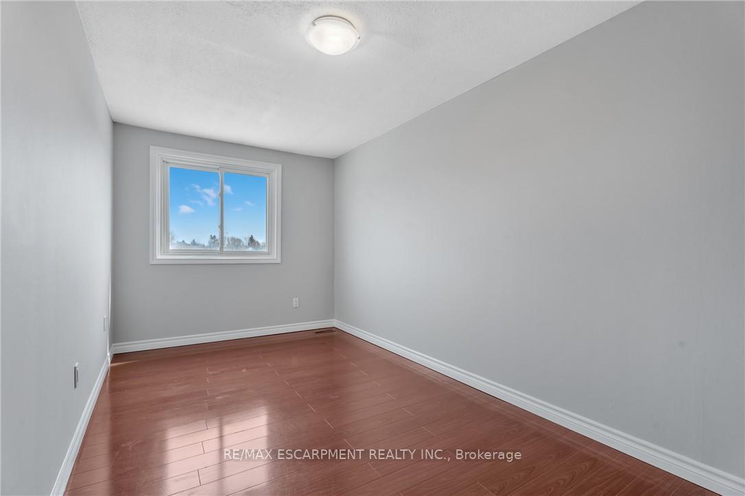 3 Bedrooms Condo at 1025 Upper Gage, Hamilton For sale
