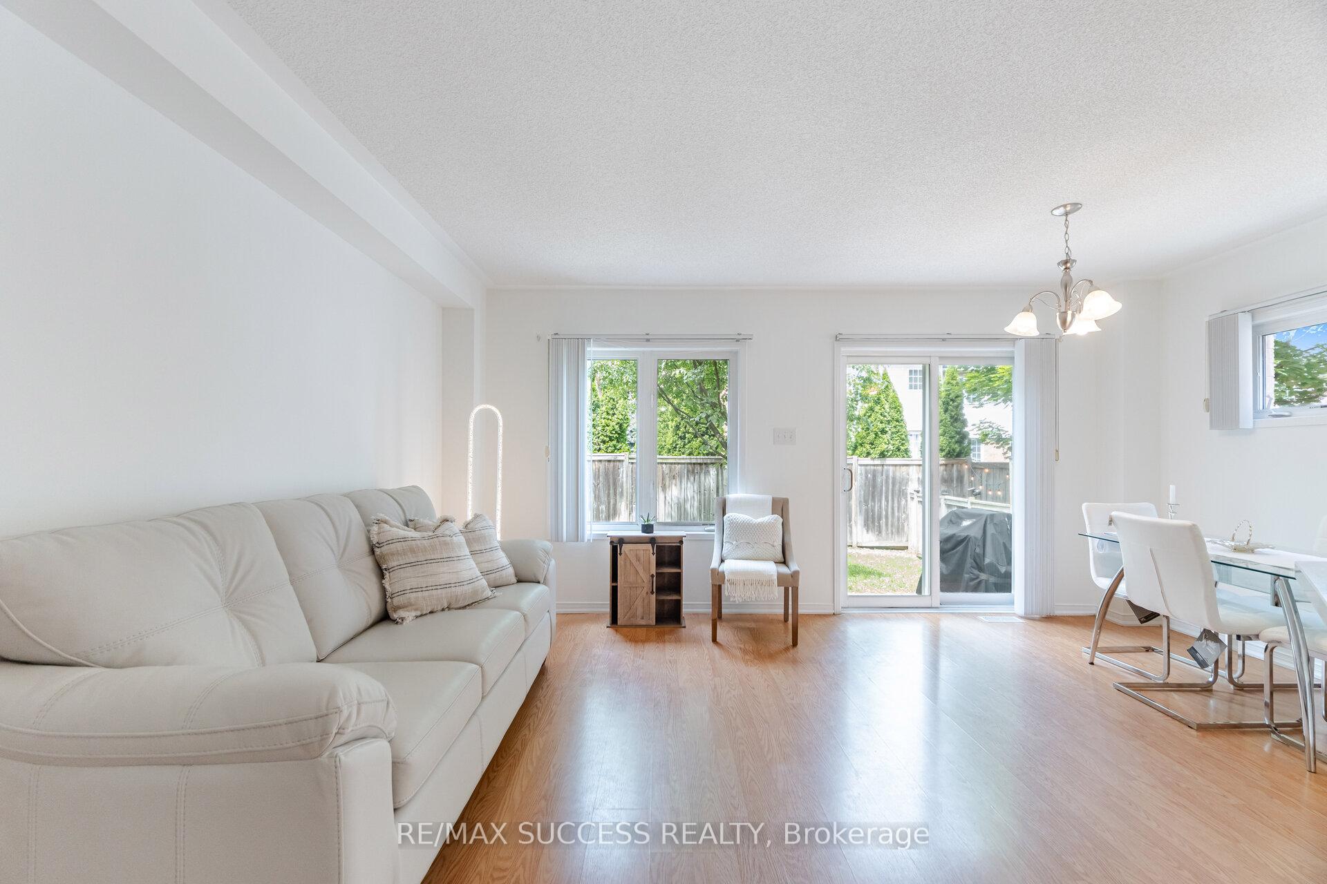 3 Bedrooms Condo at 5255 Palmetto, Mississauga For sale