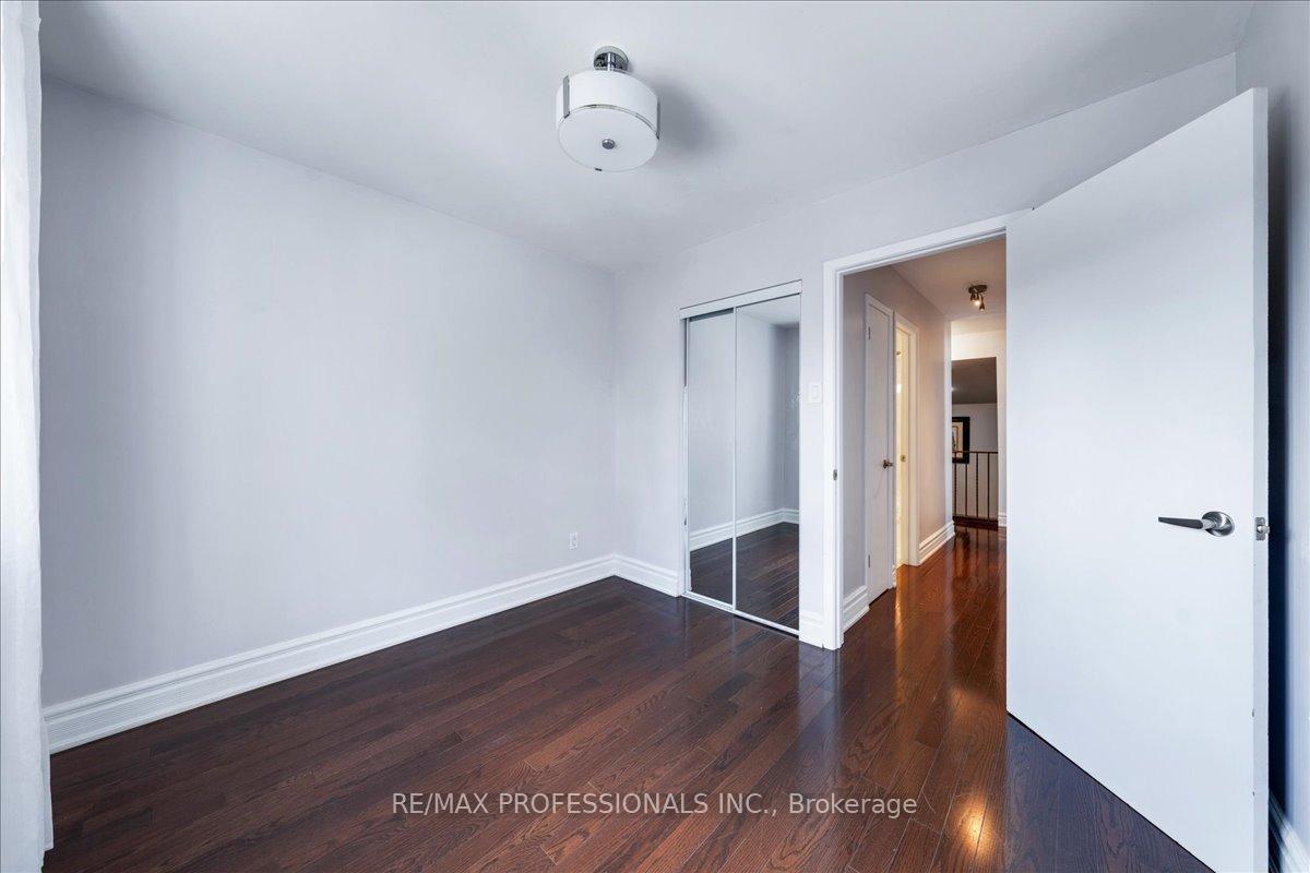 3 Bedrooms Condo at 600 Silver Creek,  Mississauga For sale