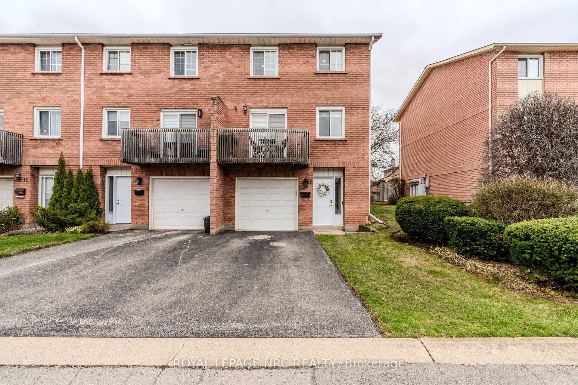 3 Bedrooms Condo at 29 Heritage, Hamilton For sale