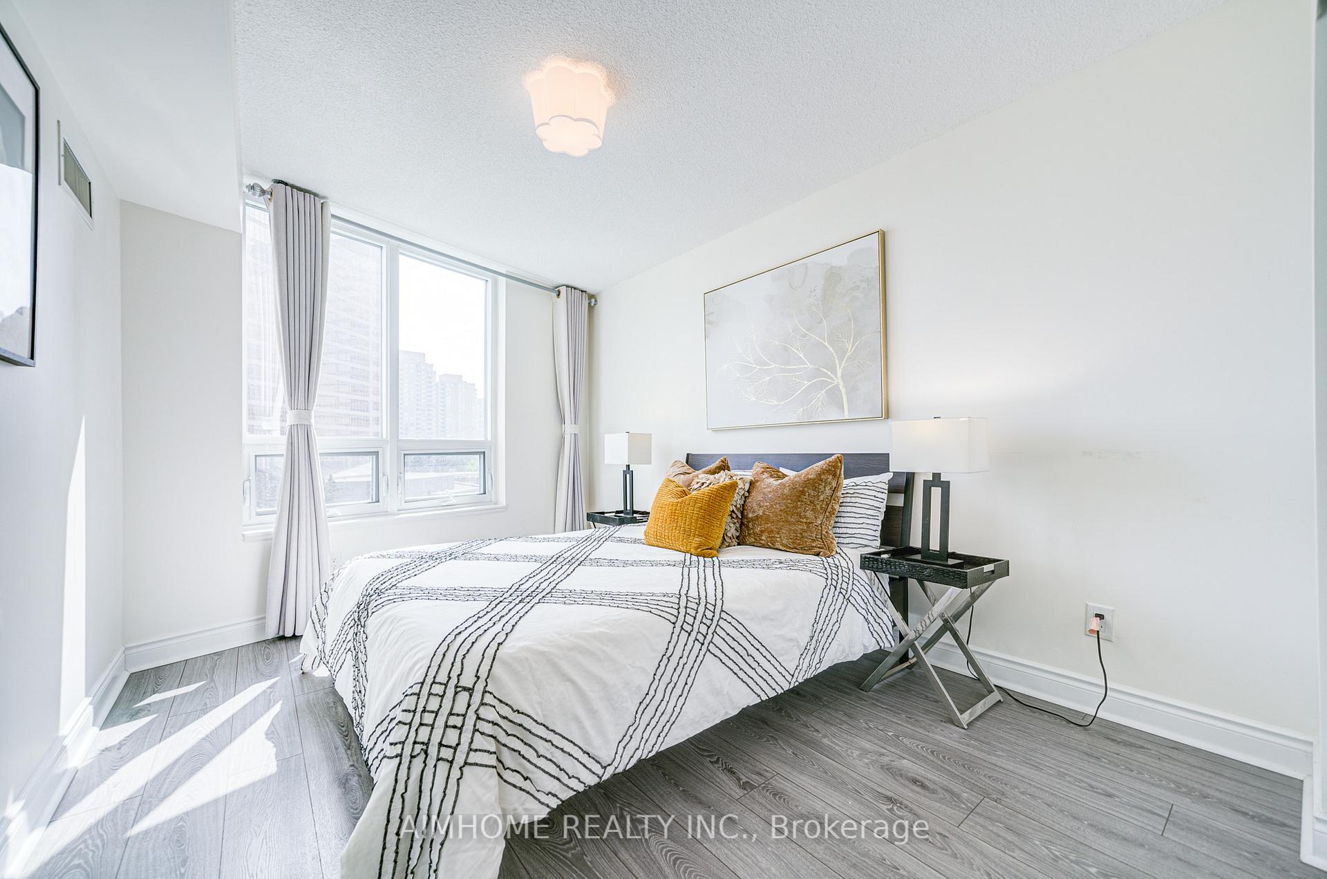 2 Bedrooms Condo at 25 Greenview, Toronto For sale