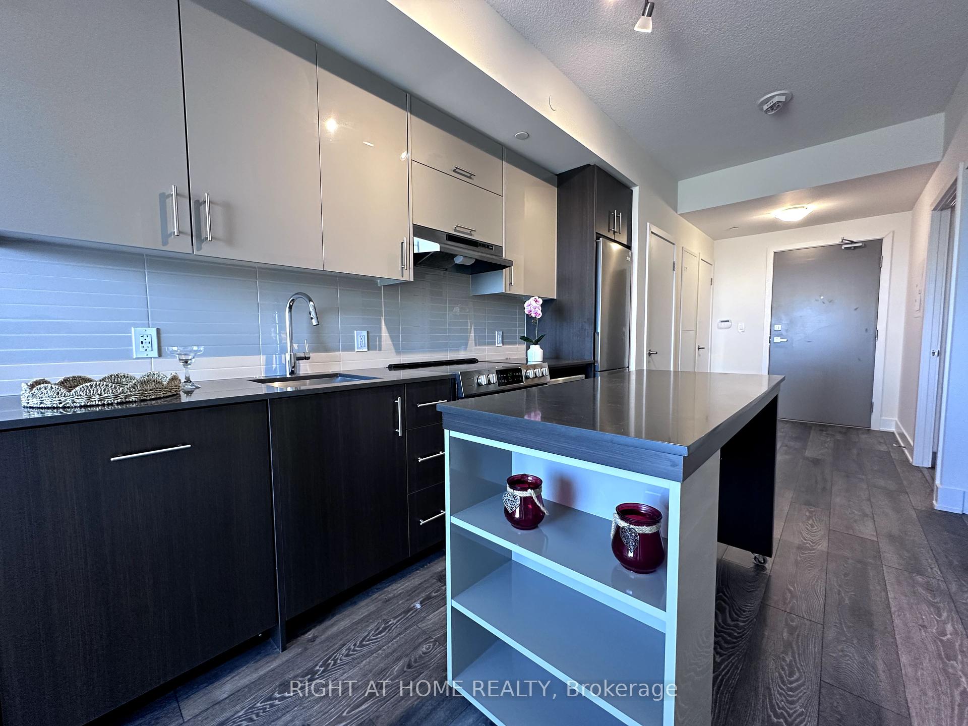 2 Bedrooms Condo at 188 Fairview Mall, Toronto For sale