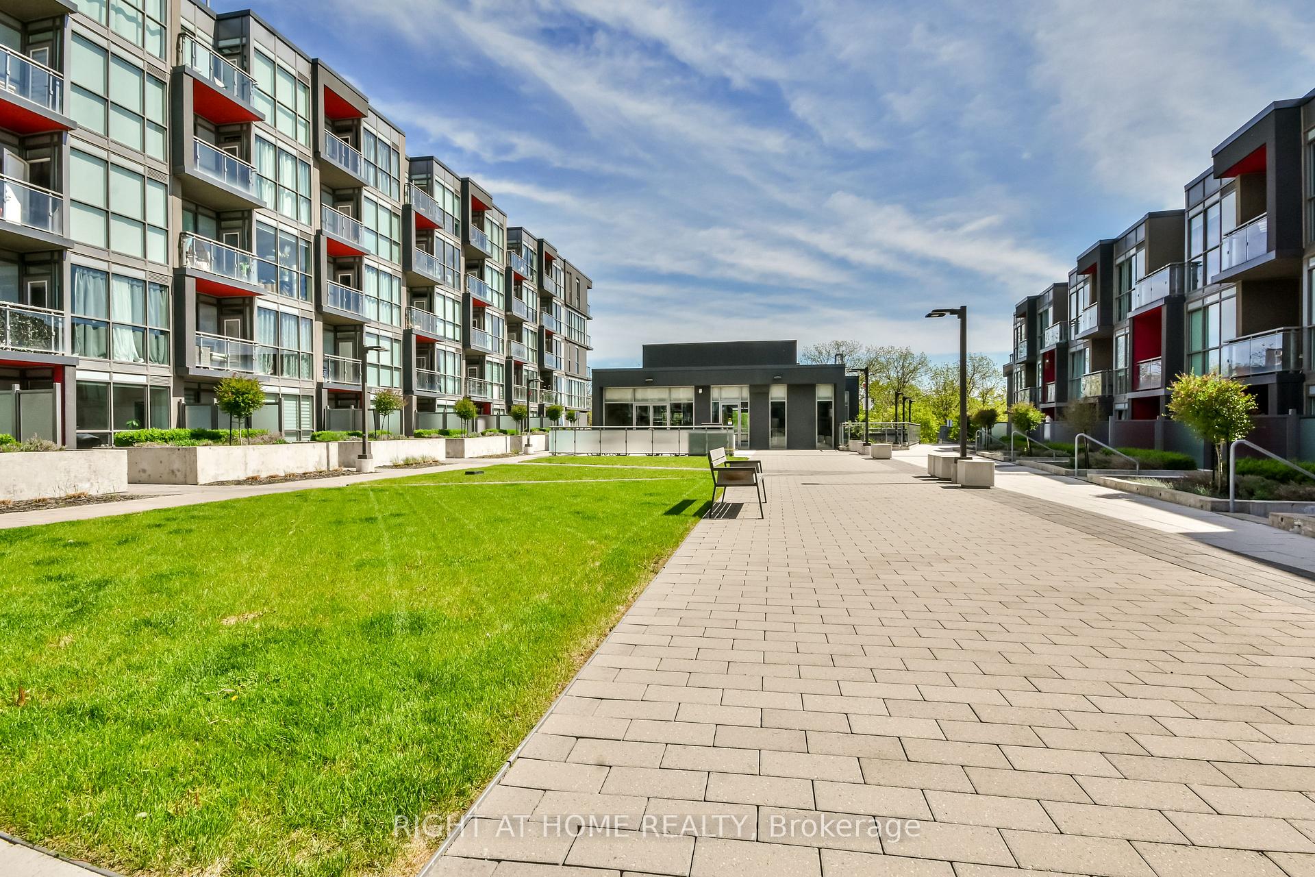 3 Bedrooms Condo at 5230 Dundas, Burlington For sale
