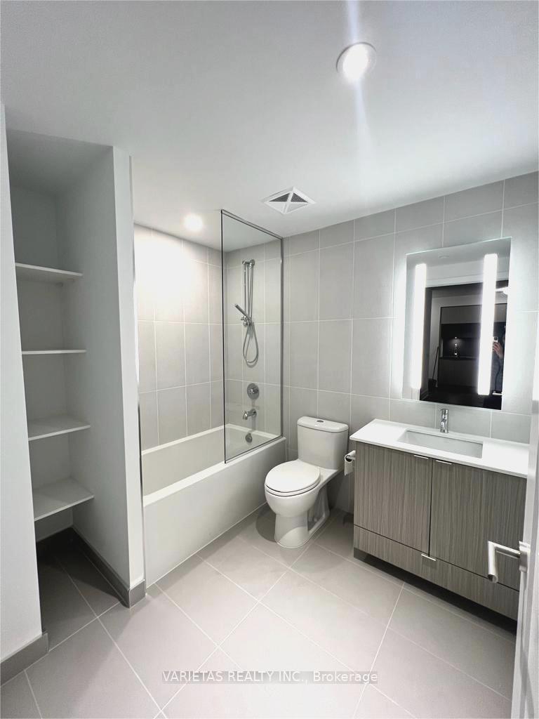 3 Bedrooms Condo at 585 Bloor,  Toronto For sale