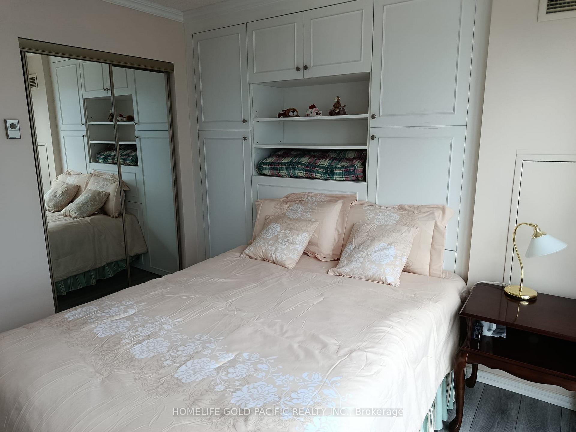 2 Bedrooms Condo at 77 Harbour, Toronto For sale