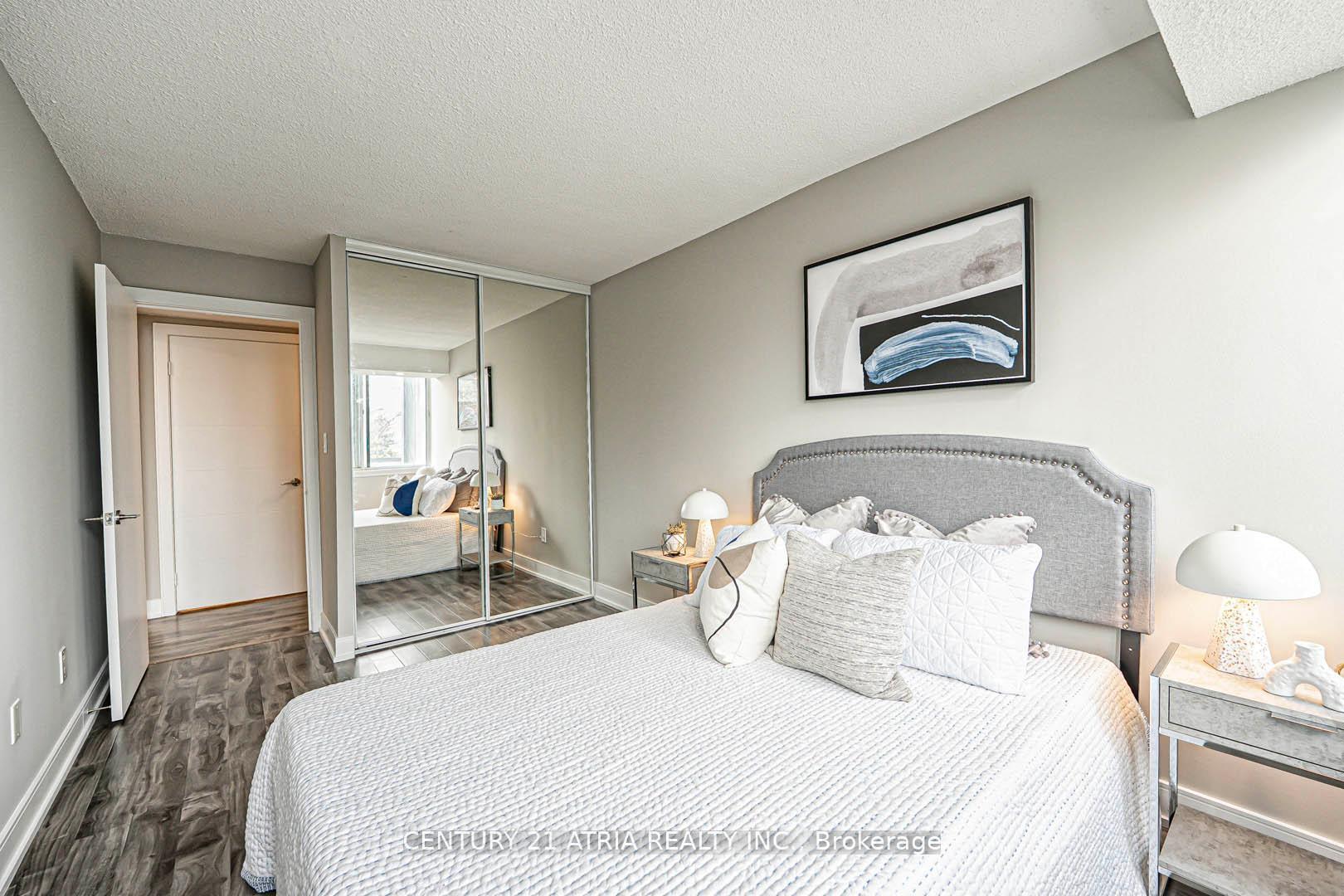 2 Bedrooms Condo at 350 Webb, Mississauga For sale