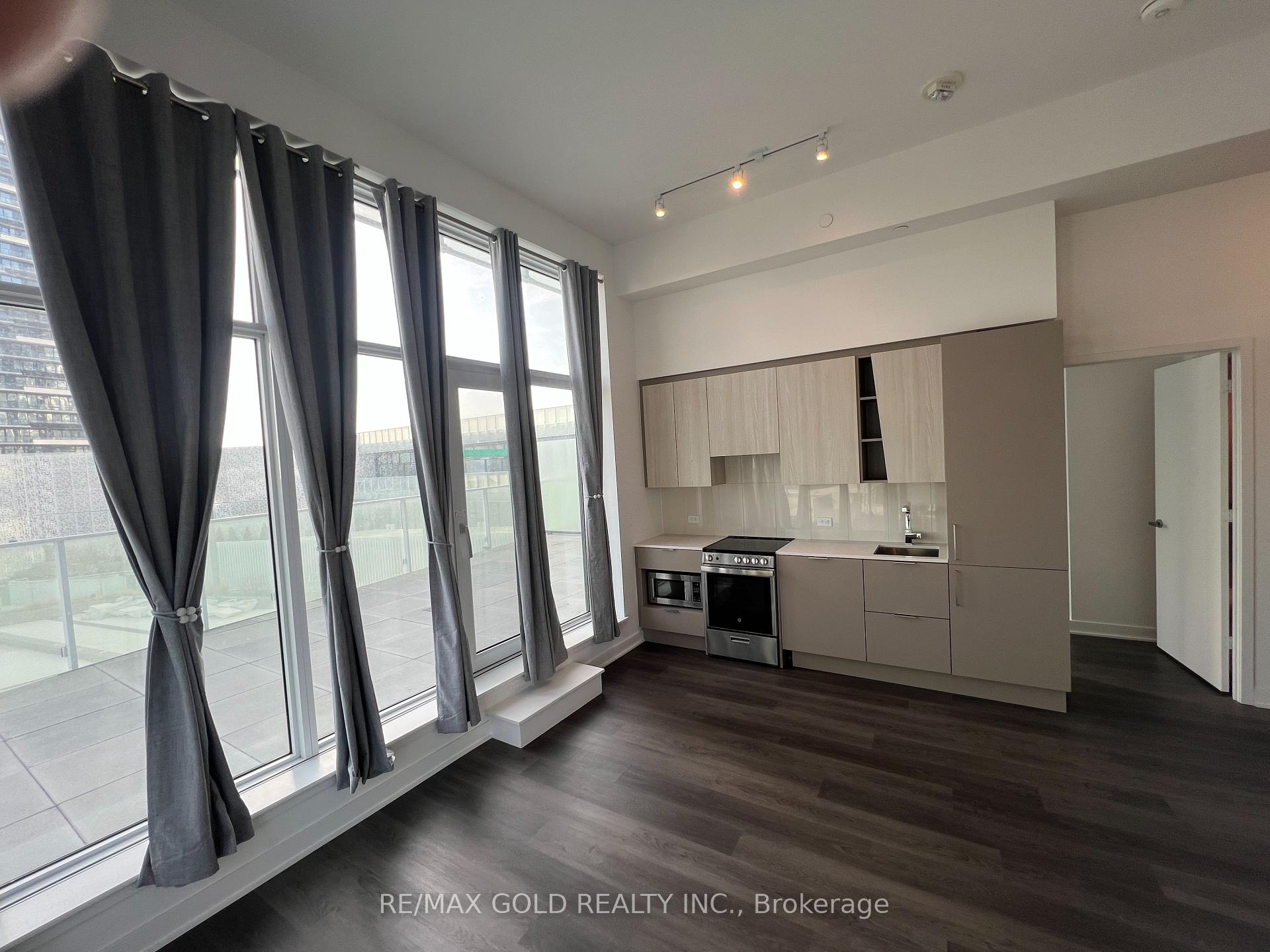 3 Bedrooms Condo at 3900 Confederation,  Mississauga For sale