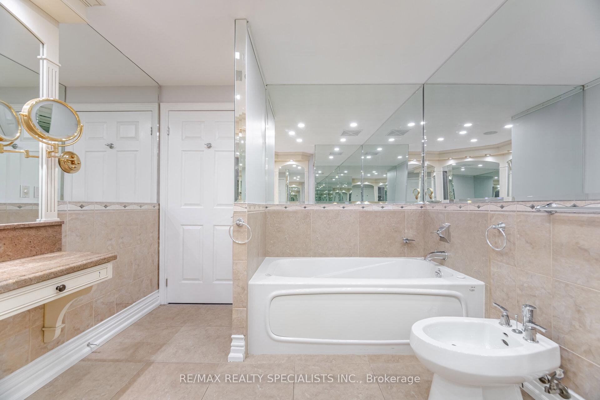 3 Bedrooms Condo at 1477 Lakeshore,  Burlington For sale